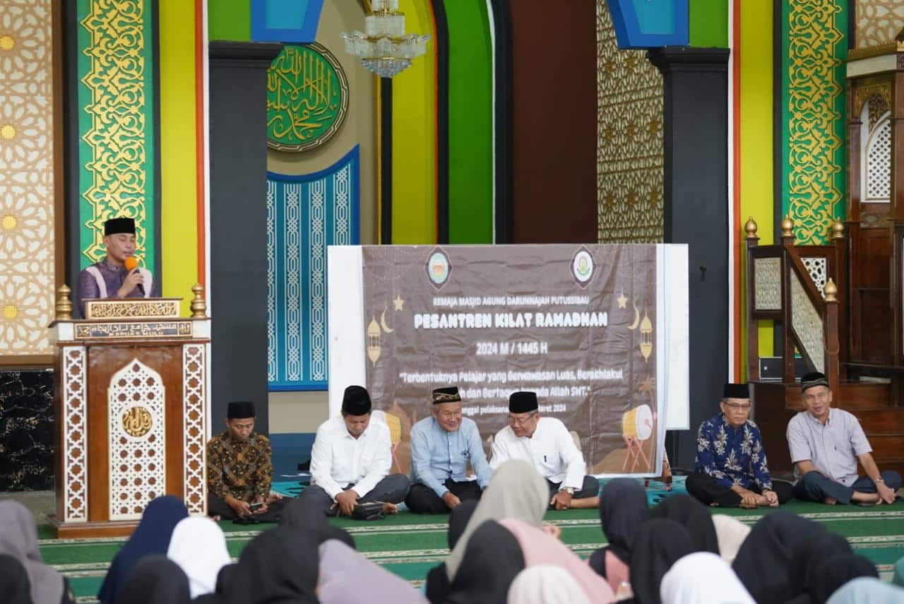 Wabup Kapuas Hulu Buka Pesantren Kilat 1445 Hijriah di Masjid Agung Darunnajah Putussibau