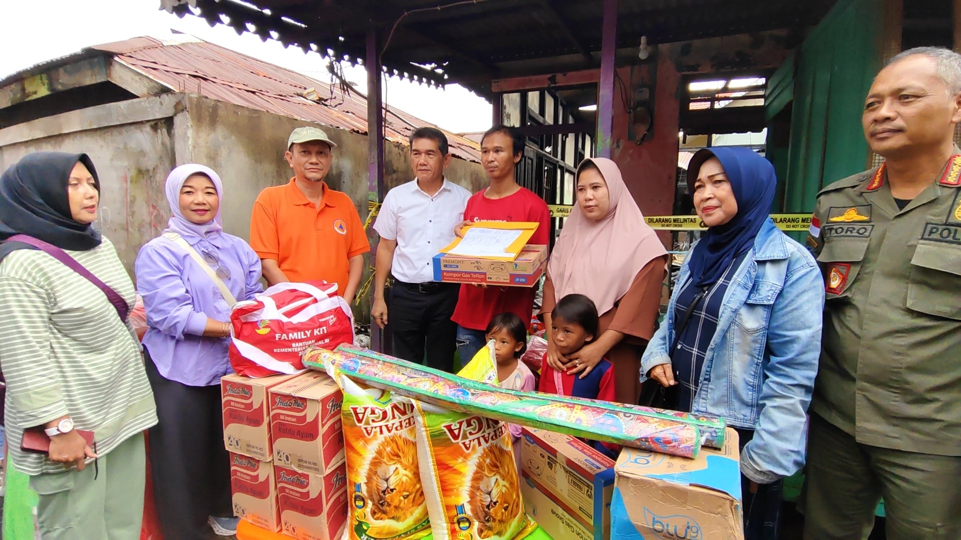 Pj Wako Pontianak Serahkan Bansos ke Korban Kebakaran di Gang Peniti I