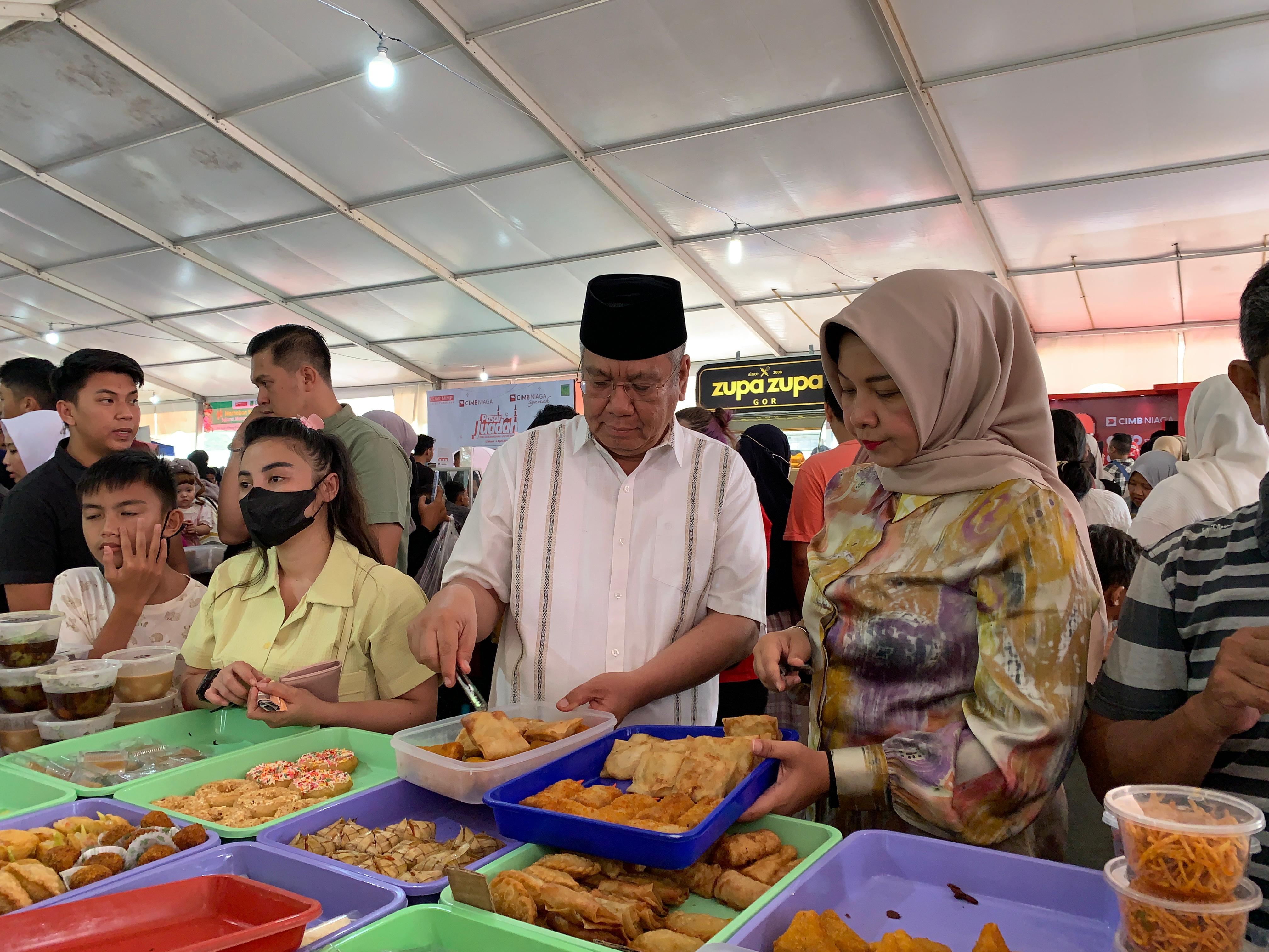 Ramadhan Hari Pertama, Pj Gubernur Kalbar dan Istri Berburu Takjil Untuk Anak Panti Asuhan