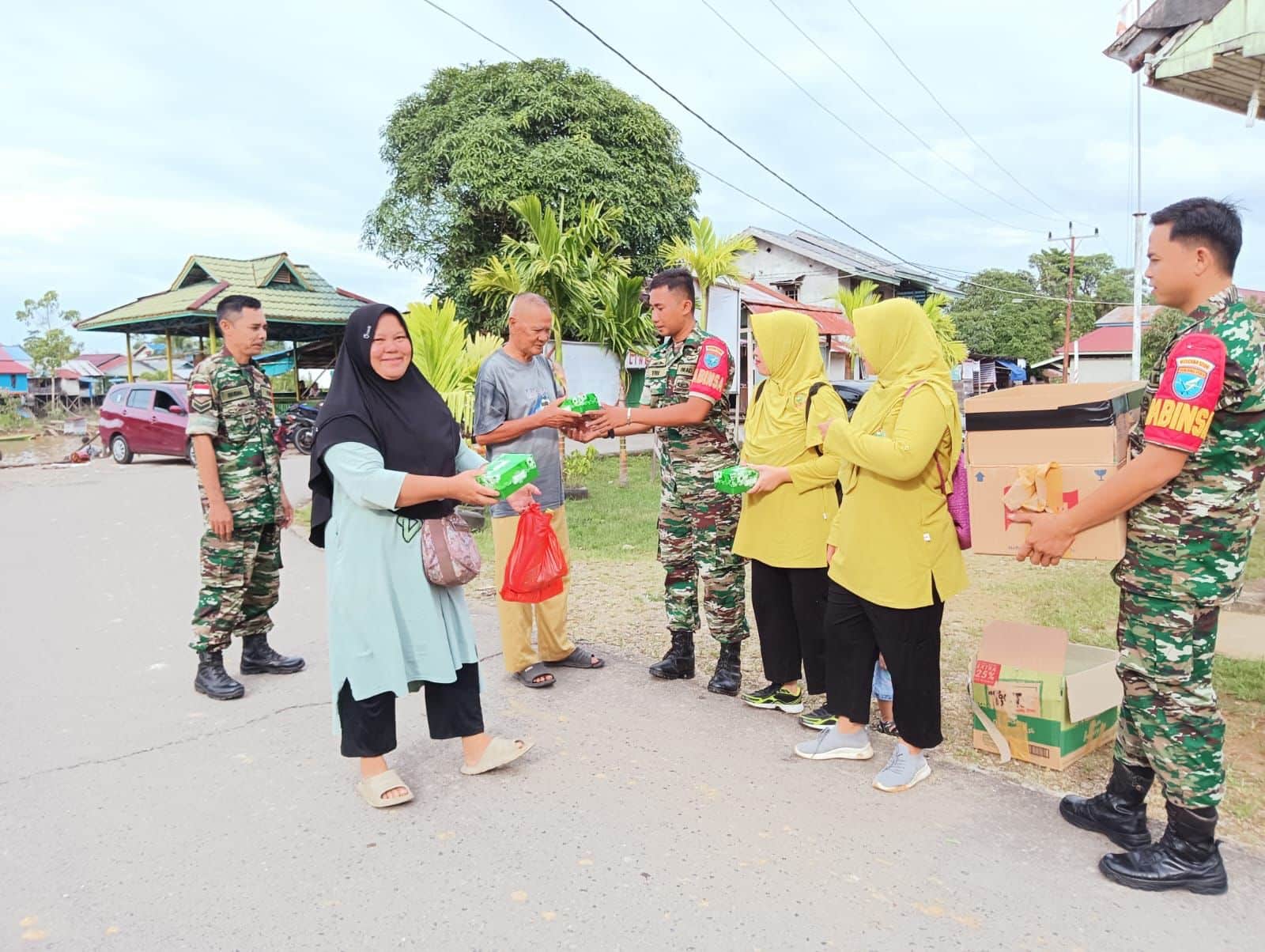 Berkah Ramadhan, Anggota Koramil 1206-13/Bunut Hulu bersama Persit KCK Bagikan Takjil ke Warga Pengguna Jalan
