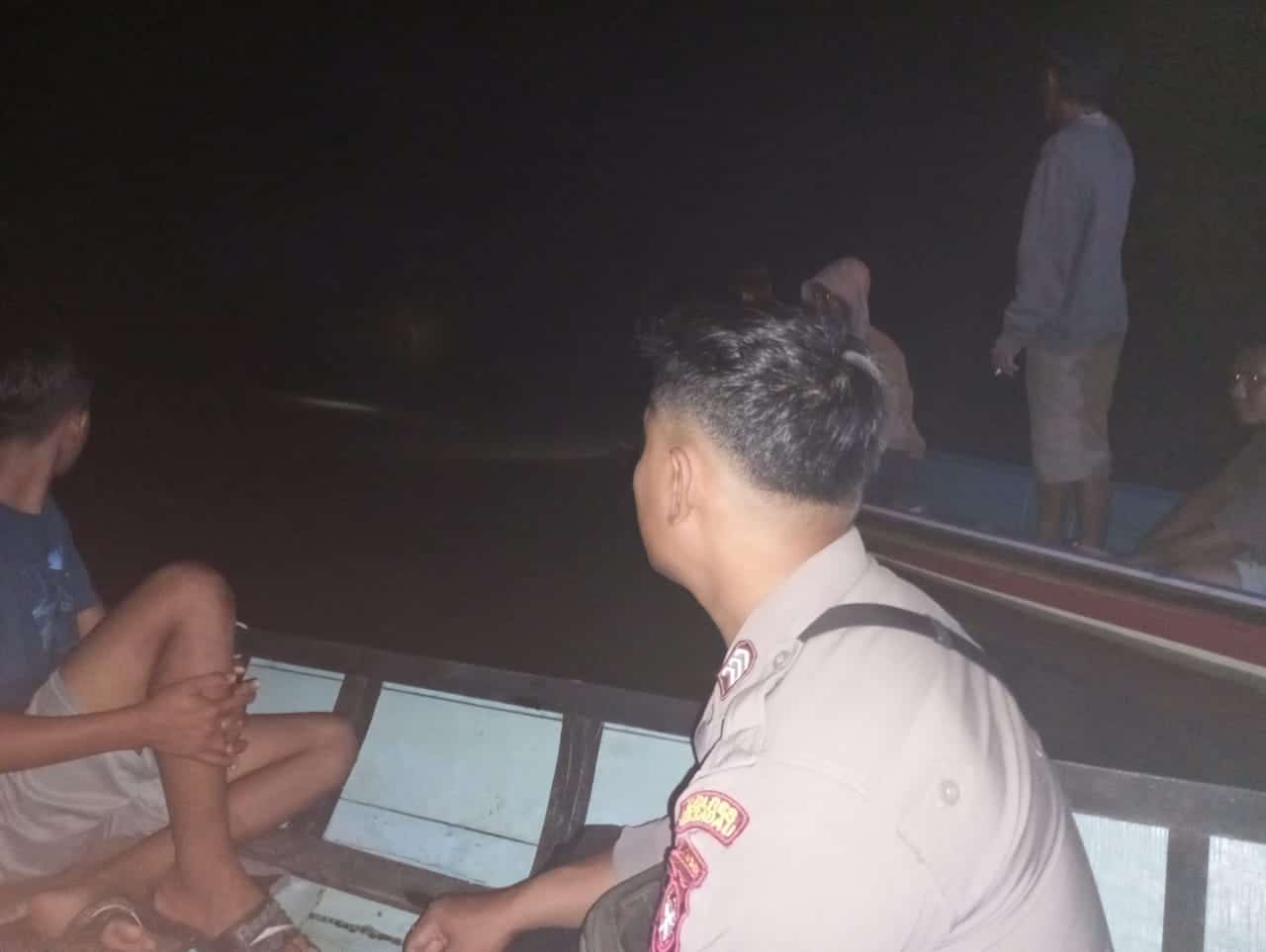Pria Paruh Baya Dikabarkan Tenggelam, Polisi dan Masyarakat Batu Dulang Sibuk Susuri Sungai Kapuas