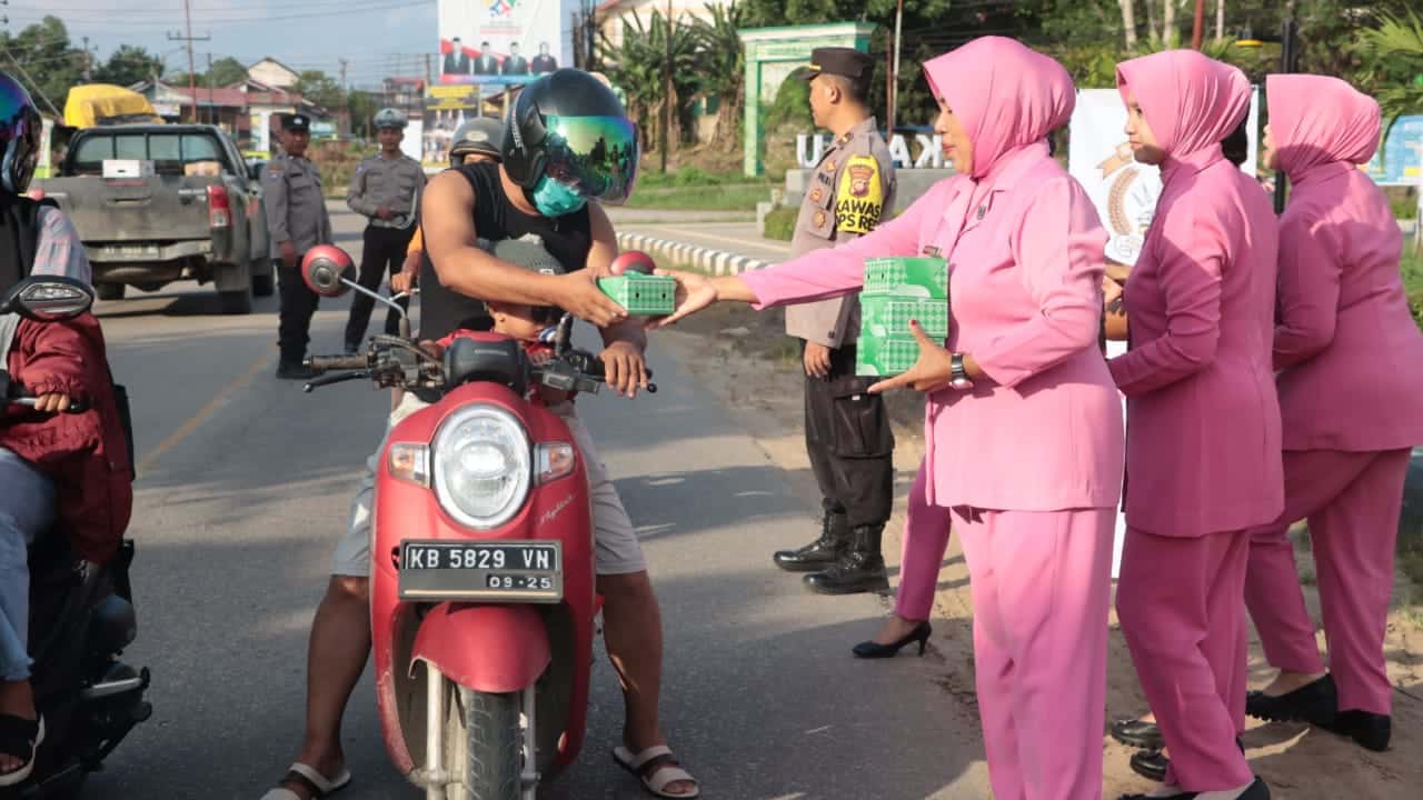 Bhayangkari Sekadau Bagikan 100 Paket Takjil kepada Pengguna Kendaraan