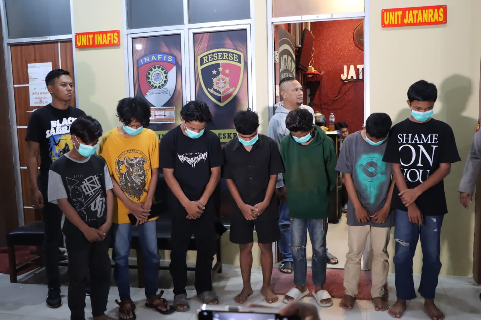 Enam Bocah Ingusan Bersenjata Tajam Ditangkap Polisi Usai Serang Kafe di Pontianak, Terancam 10 Tahun Penjara