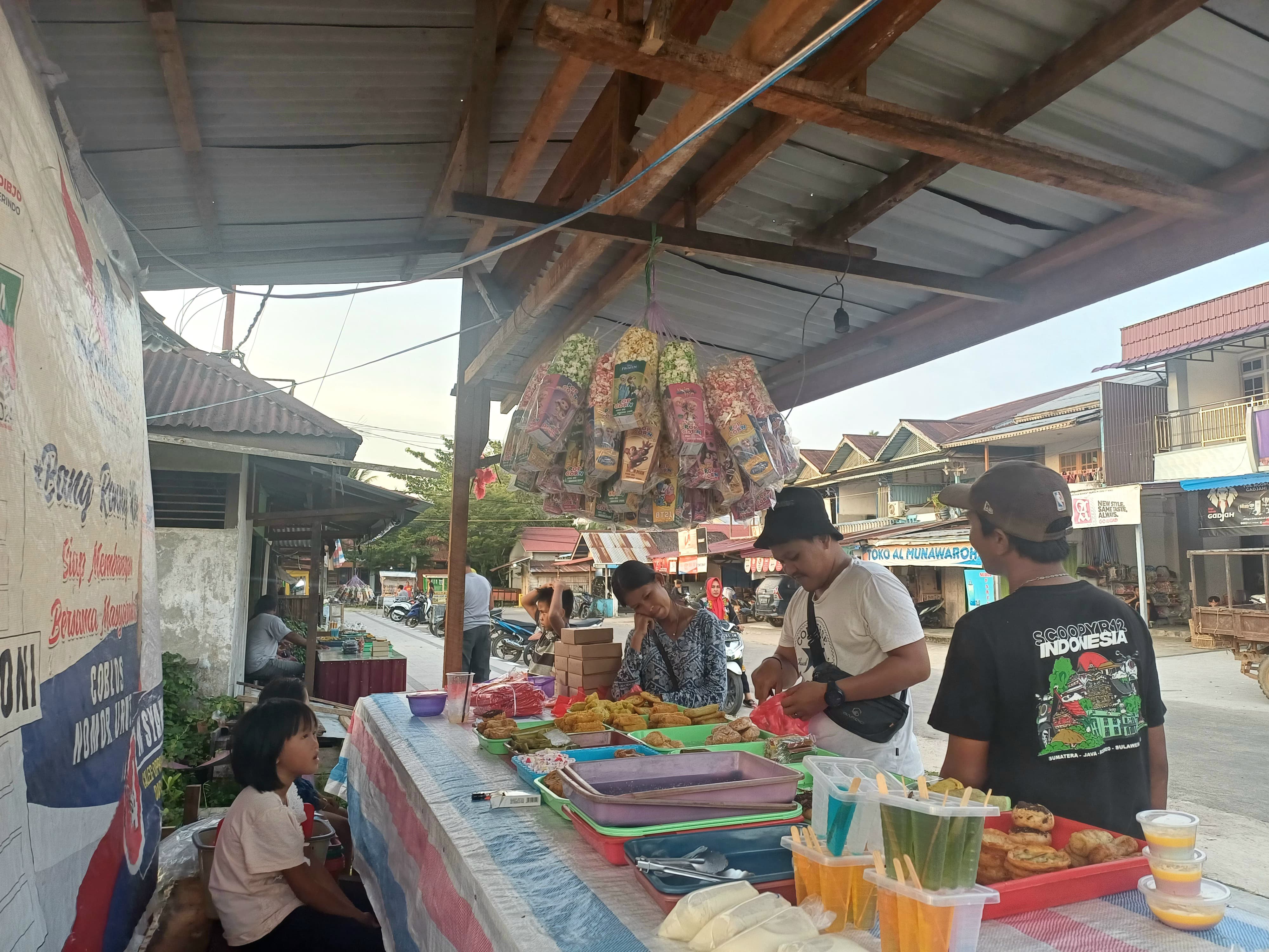 Ngabuburit di Teluk Melano Jadi Pilihan, Sembari Berburu Takjil di Pasar Ramadhan