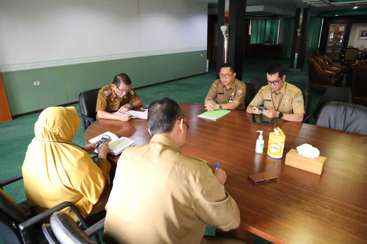 Jaga Keselamatan Pengguna Jalan, Pemkot Pontianak Tata Tanaman di Ruas Jalan