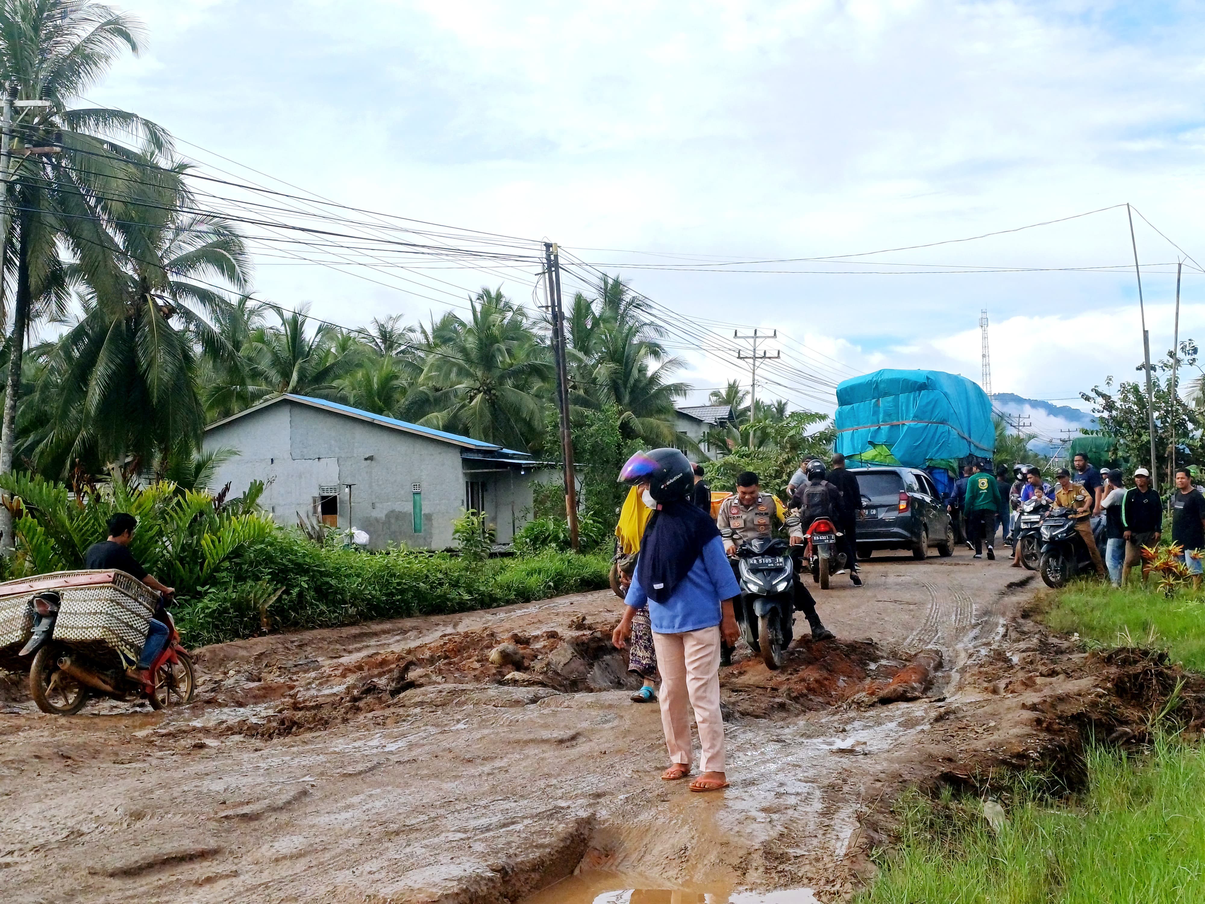 Pemkab Kayong Utara Gandeng Perusahaan Perbaiki Jalan Rusak