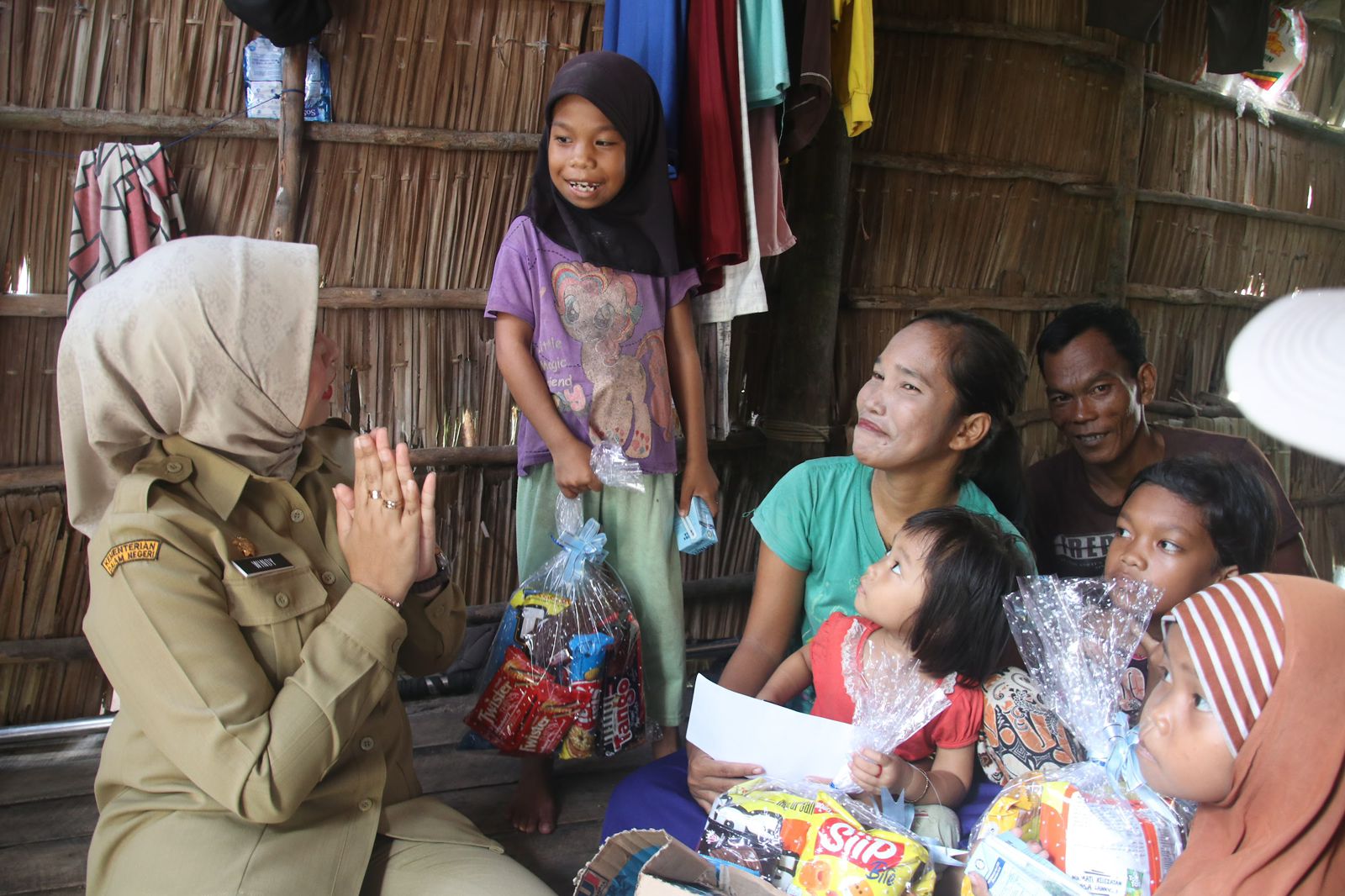 Disporapar Kalbar Peduli, Sasar Rumah Gubuk Warga Kurang Mampu di Kubu Raya
