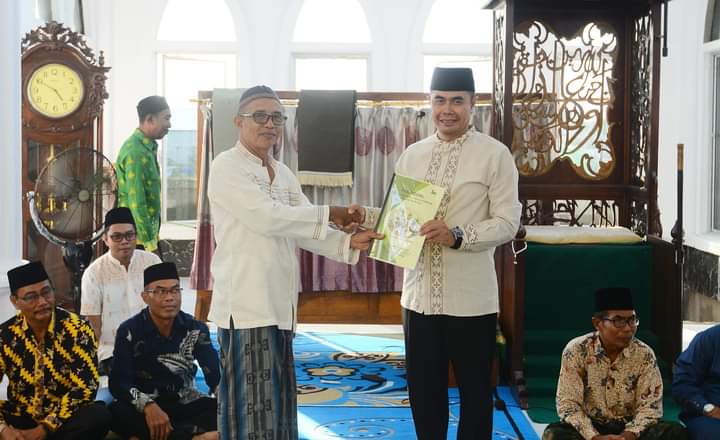 Awali Safari Ramadhan 1445 H, Pemkab Ketapang Serahkan Bantuan Beras