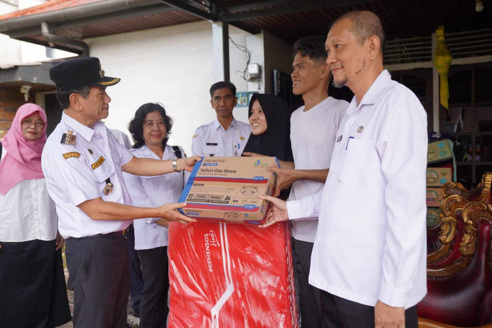 Pemkot Pontianak Bantu Sandang dan Pangan Korban Kebakaran Gang Kurnia Sari