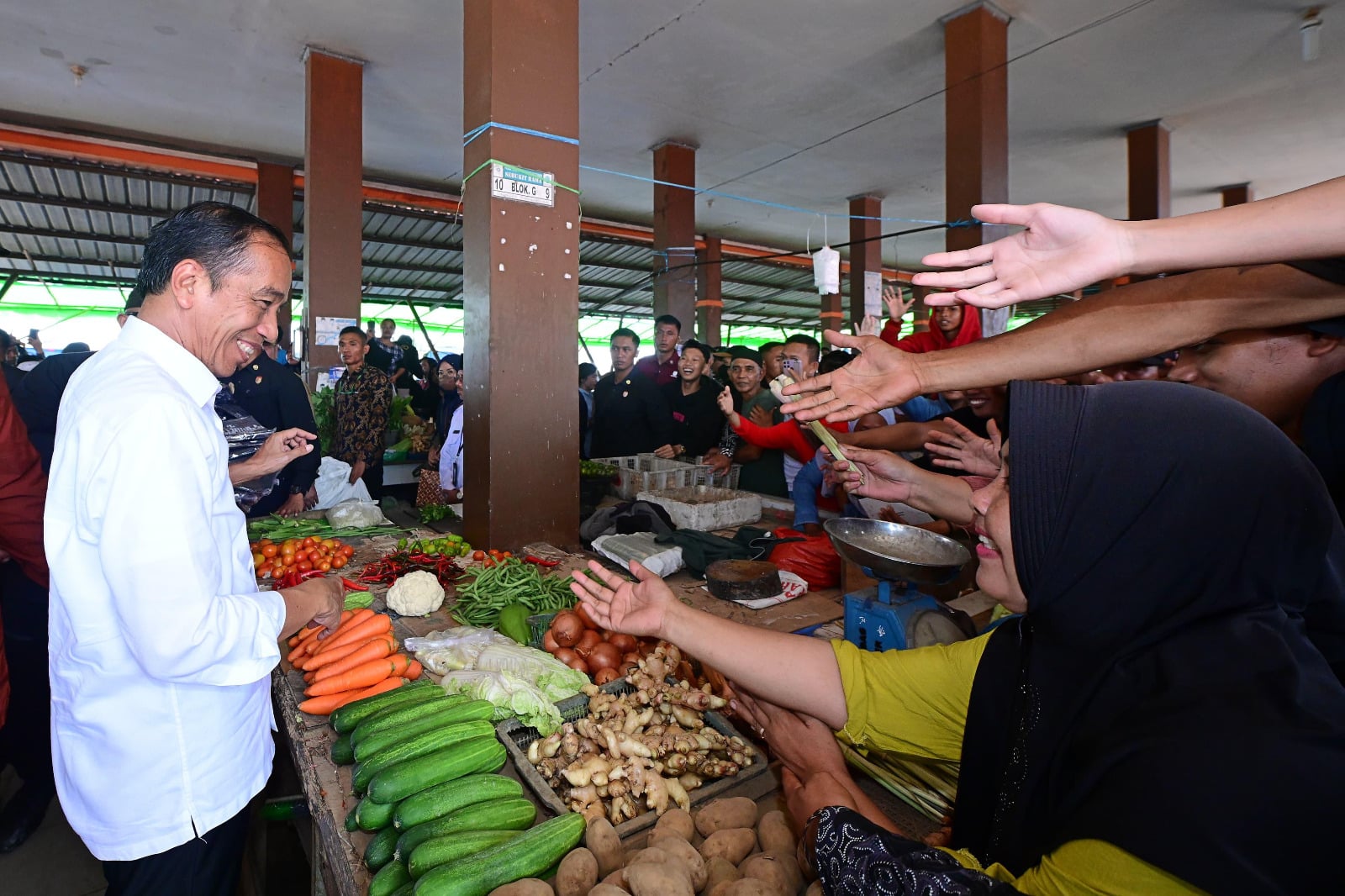 Jokowi Tinjau Harga Pangan di Pasar Sebukit Rama Mempawah