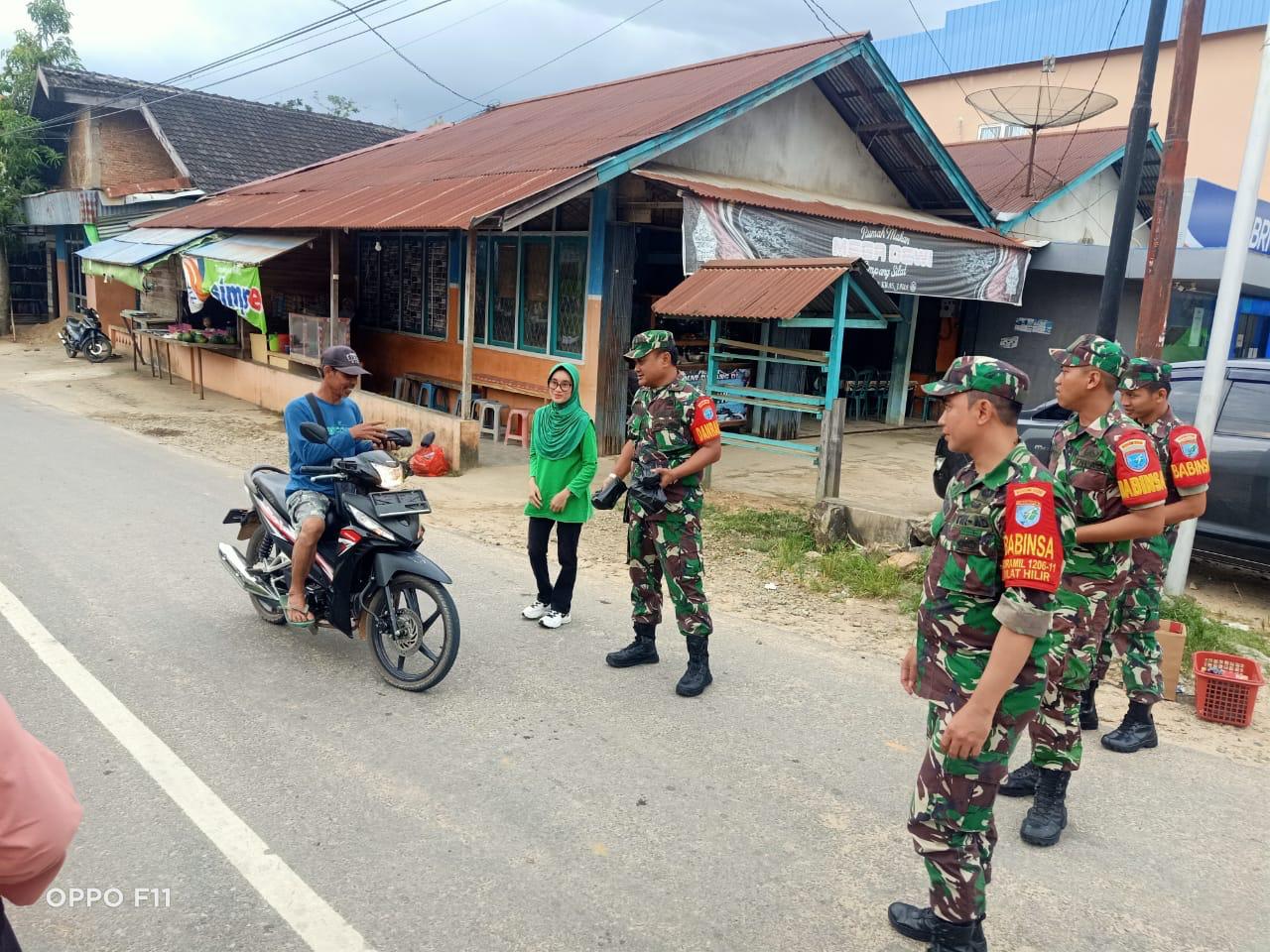 Koramil 1206-11/Silat Hilir bersama Persit KCK Ranting 12 Berbagi Takjil Ramadhan