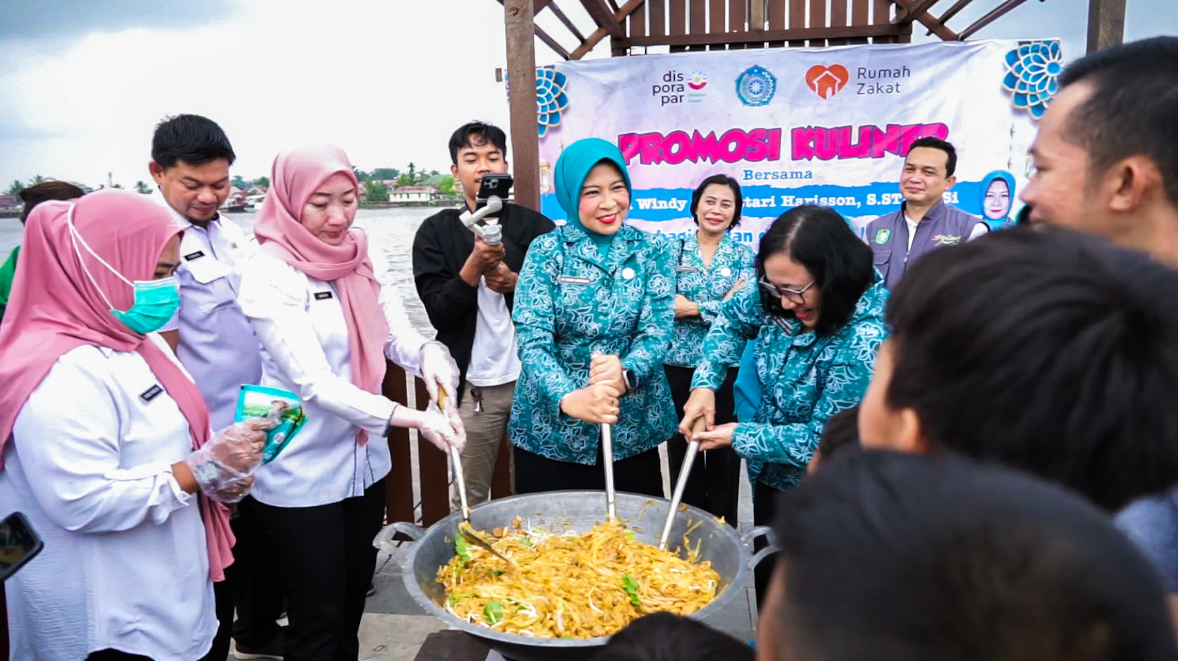 Ngabuburit di Tepian Sungai Kapuas, Windy Masak dan Santap Kuliner Khas bersama 100 Anak Kampung Caping