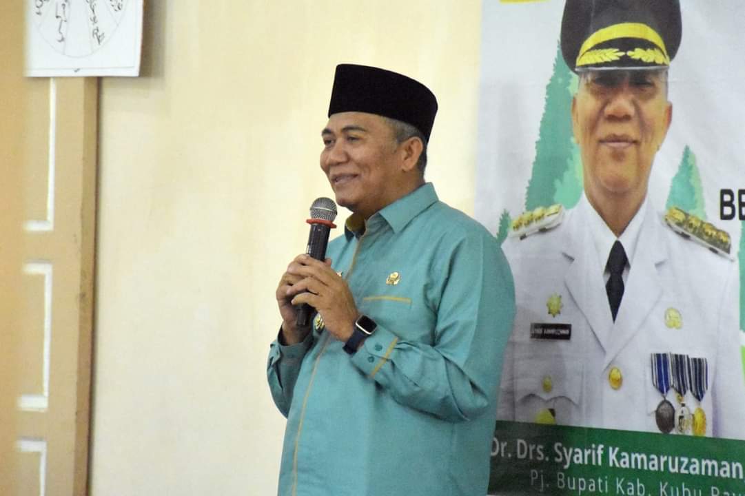 Safari Ramadhan ke Kuala Mandor B, Pj Bupati Kubu Raya Serahkan Bansos hingga Perlengkapan Shalat
