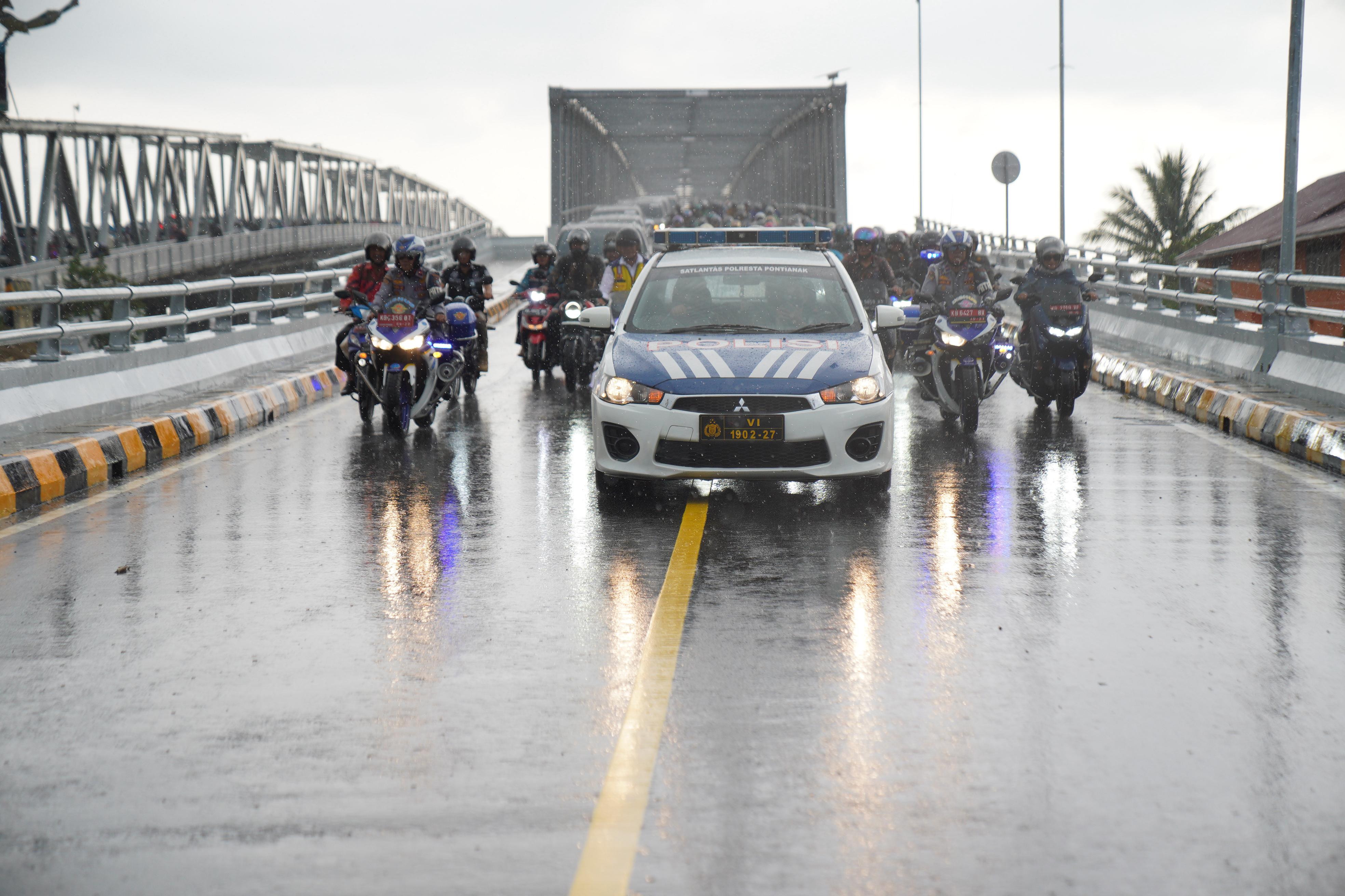 Resmi Dibuka, Pj Wako Ani Sofian Minta Kendaraan Patuhi Edaran Operasional Jembatan Kapuas 1
