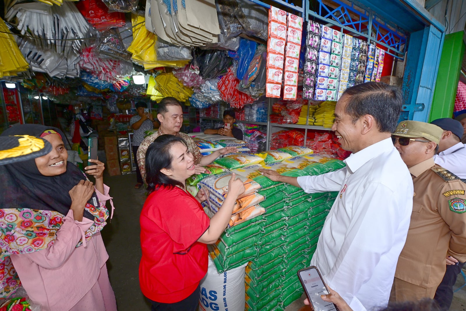 Jokowi Respon Keluhan Masyarakat Sekadau Soal Sulitnya Akses Modal