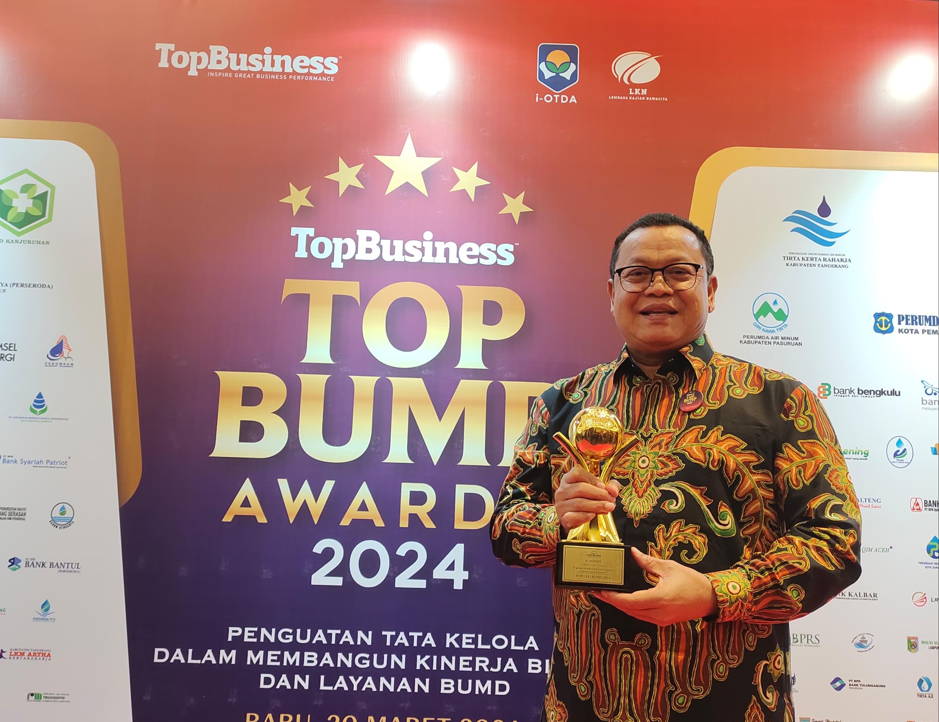 Kinerja Gemilang di Era Paceklik, Rokidi Sabet Penghargaan Top CEO BUMD 2024