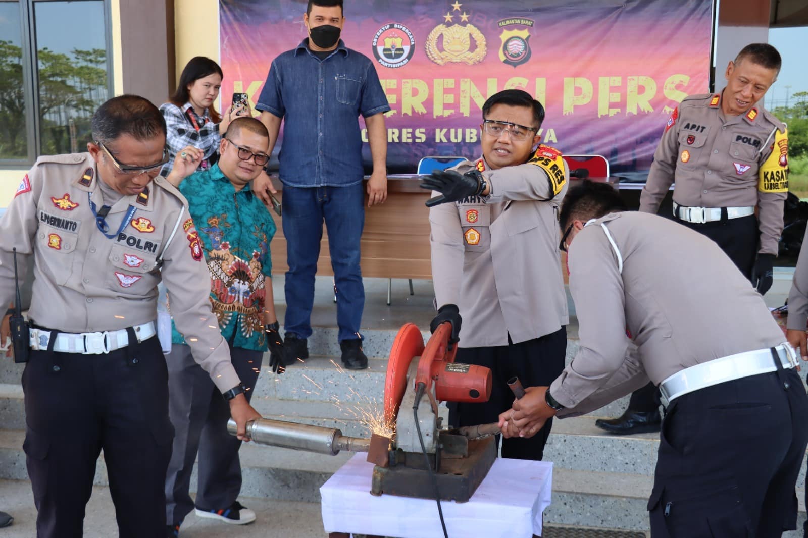 Polres Kubu Raya Musnahkan Puluhan Knalpot Brong dan Tindak Seribuan Pelanggar Lalu Lintas