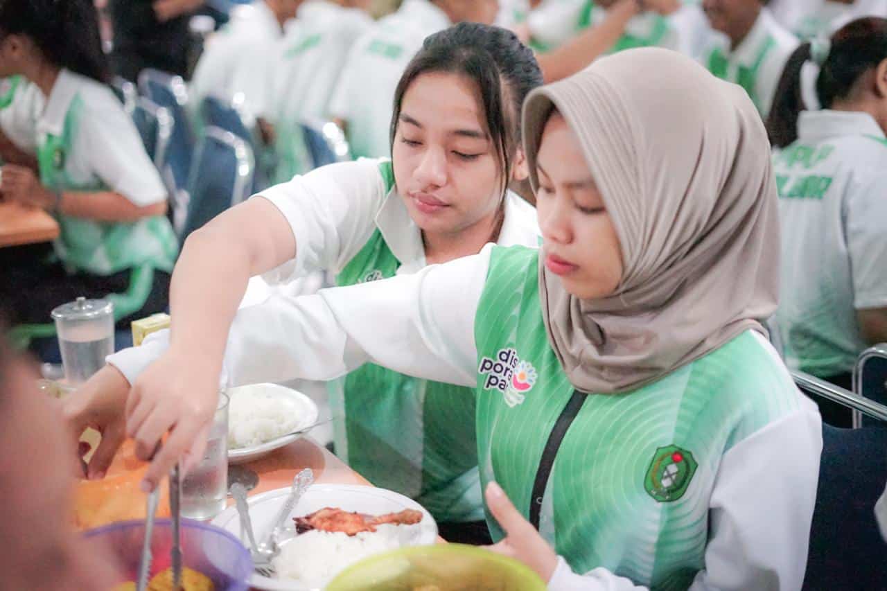 Kadisporapar Kalbar Sahur Bergizi bersama Atlet PPLP