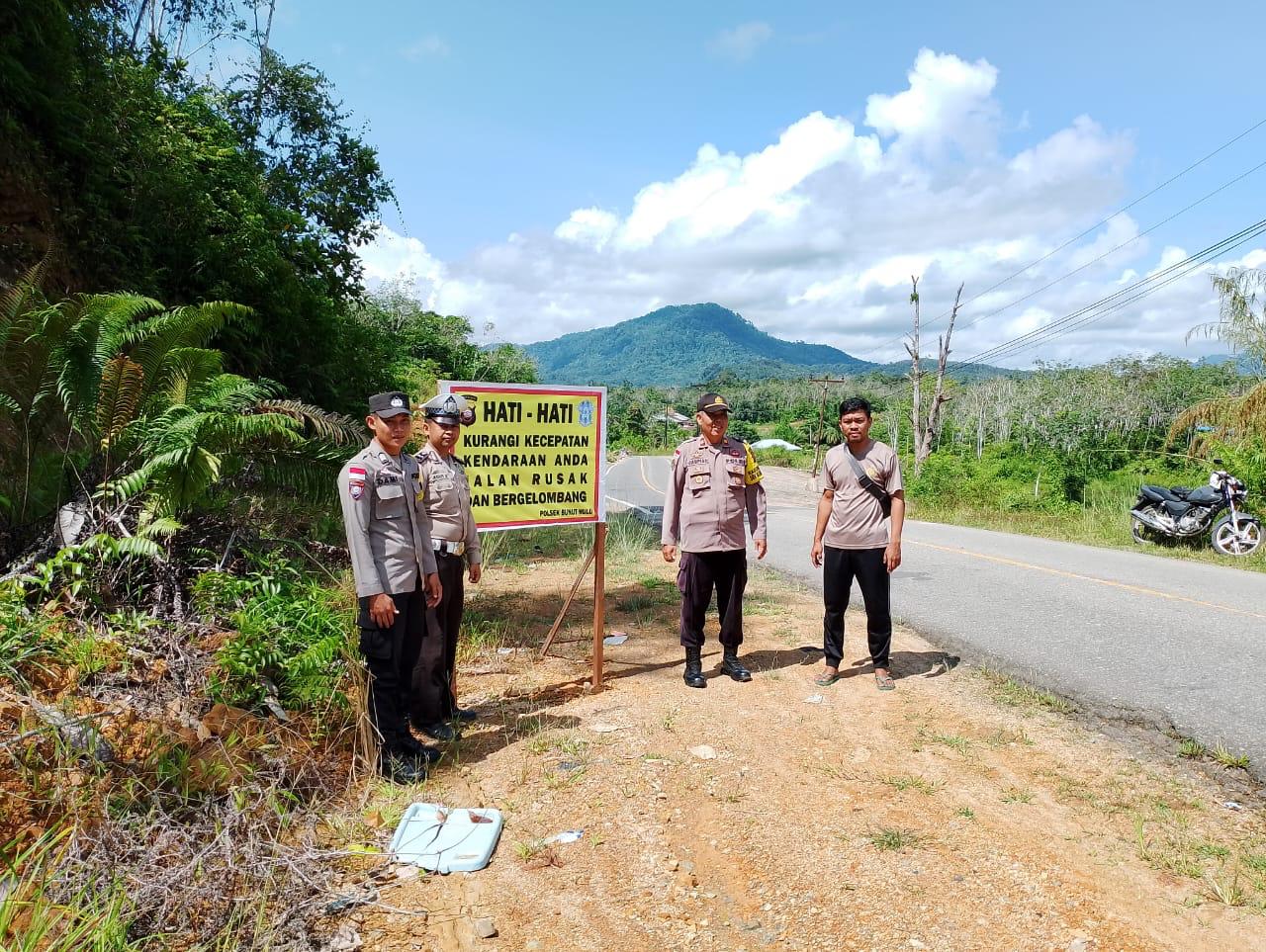 Cegah Laka Lantas, Polsek Bunut Hulu Pasang Banner di Ruas Jalan Nasional Kapuas Hulu