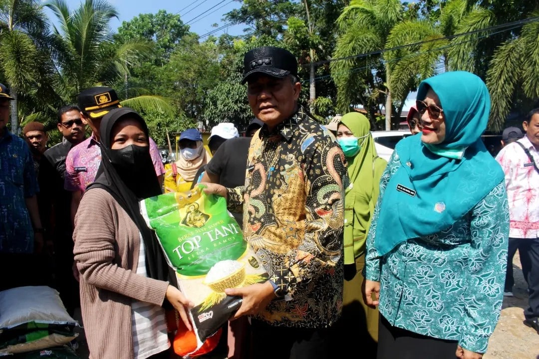 Kamaruzaman Pantau Langsung Operasi Pasar di Rasau Jaya