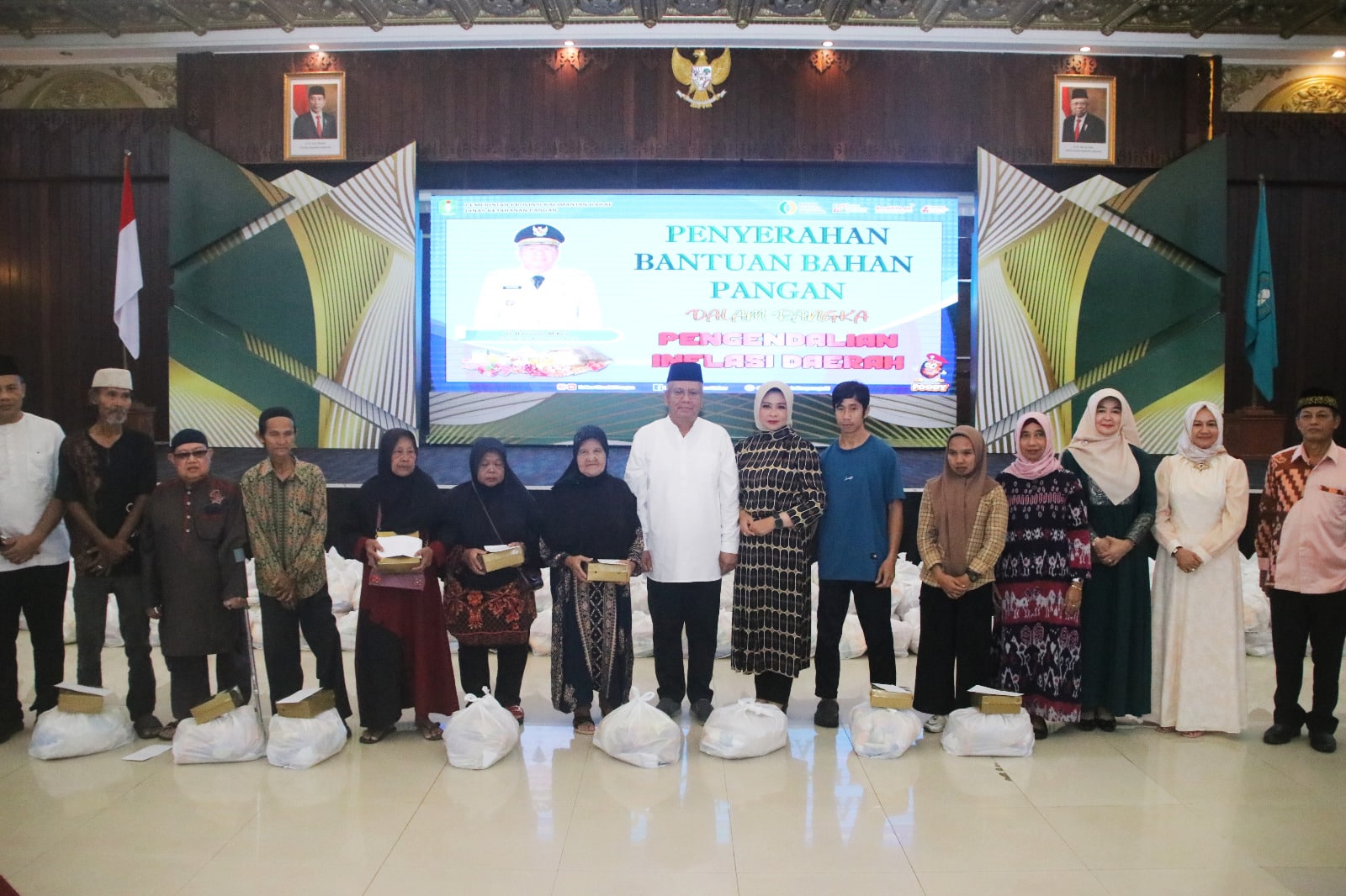 Buka Puasa bersama PPKS, PJ Gubernur Kalbar Salurkan Bansos Sembako dan Alat Shalat