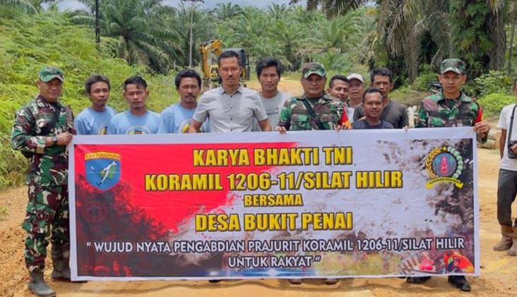 Koramil Silat Hilir Gotong Royong bersama Warga Timbun Jalan Desa Bukit Penai