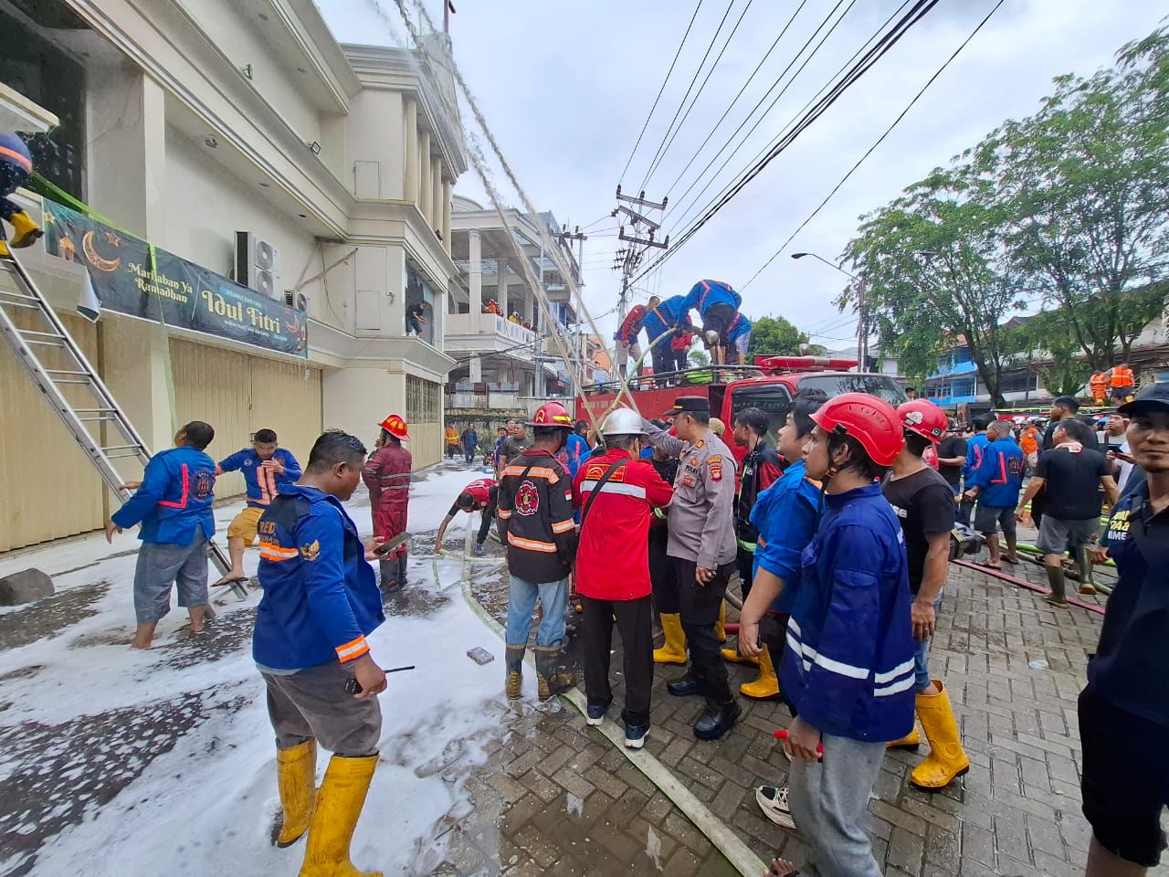 Supermarket Kaisar Cabang Siantan Hangus Terbakar