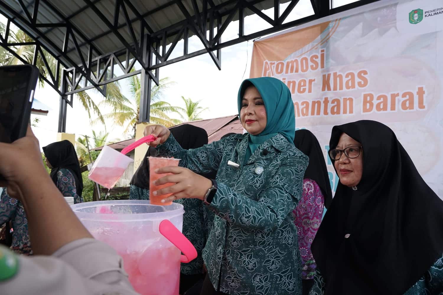 Berkayuh ke Sepok Laut, Windy Sambangi Anak Stunting Hingga Promosi Kuliner