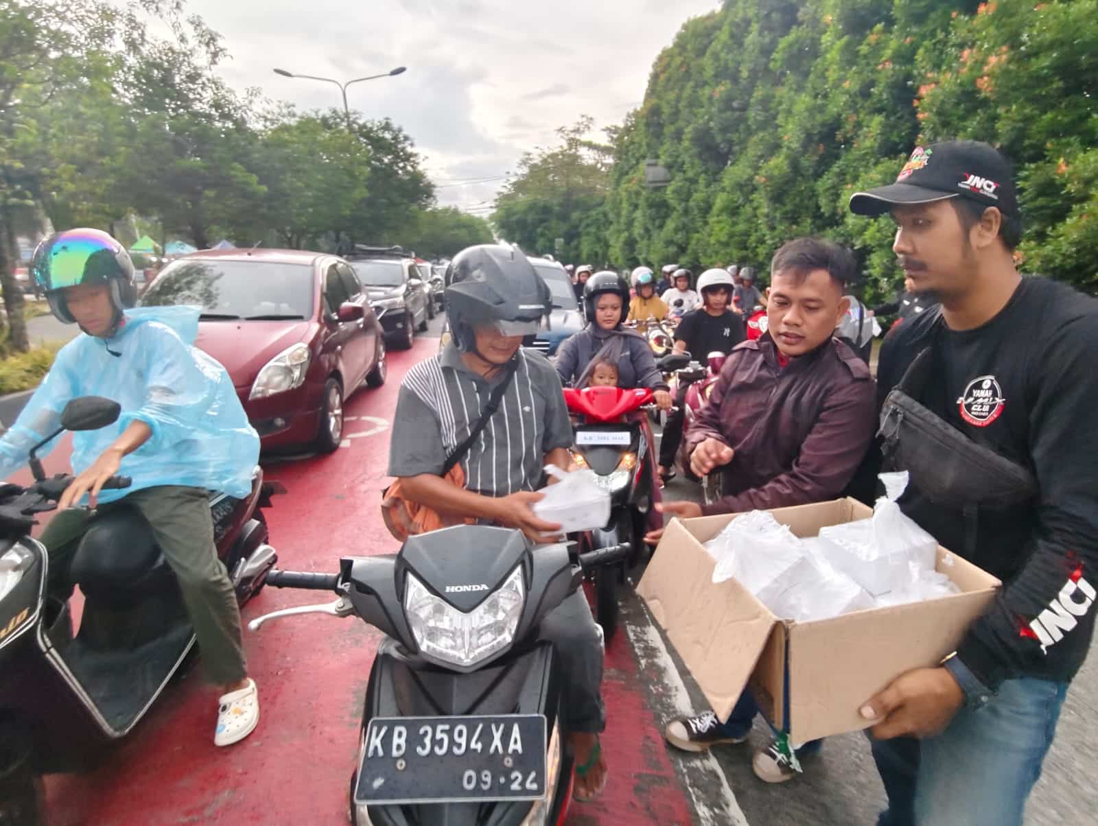 YNCI Pontianak Tebar Kebaikan Lewat Bagi-bagi Takjil Gratis