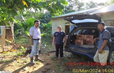 PT Alao Kuning Berikan Bantuan Korban Banjir di Desa Sebunga Sajingan Besar