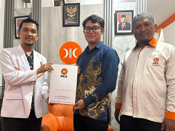 Mantapkan Diri Maju di Pilwako Pontianak 2024, Akbar Rahmad Putra Daftar ke PKS