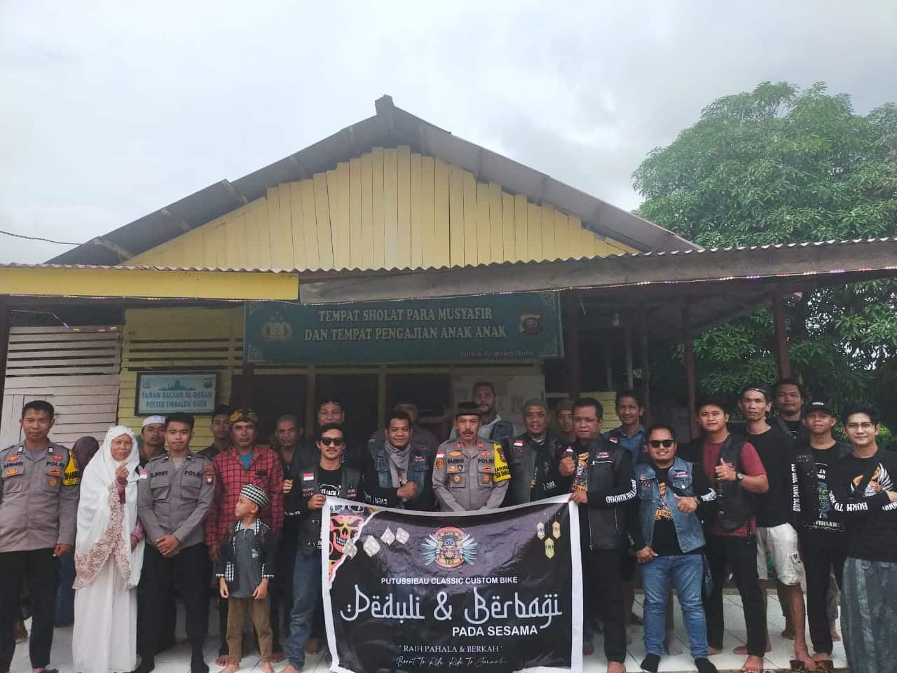 Berburu Pahala Ramadhan, Komunitas Motor PCCB bersama Polsek Embaloh Hulu Bagikan Sembako dan Takjil Gratis