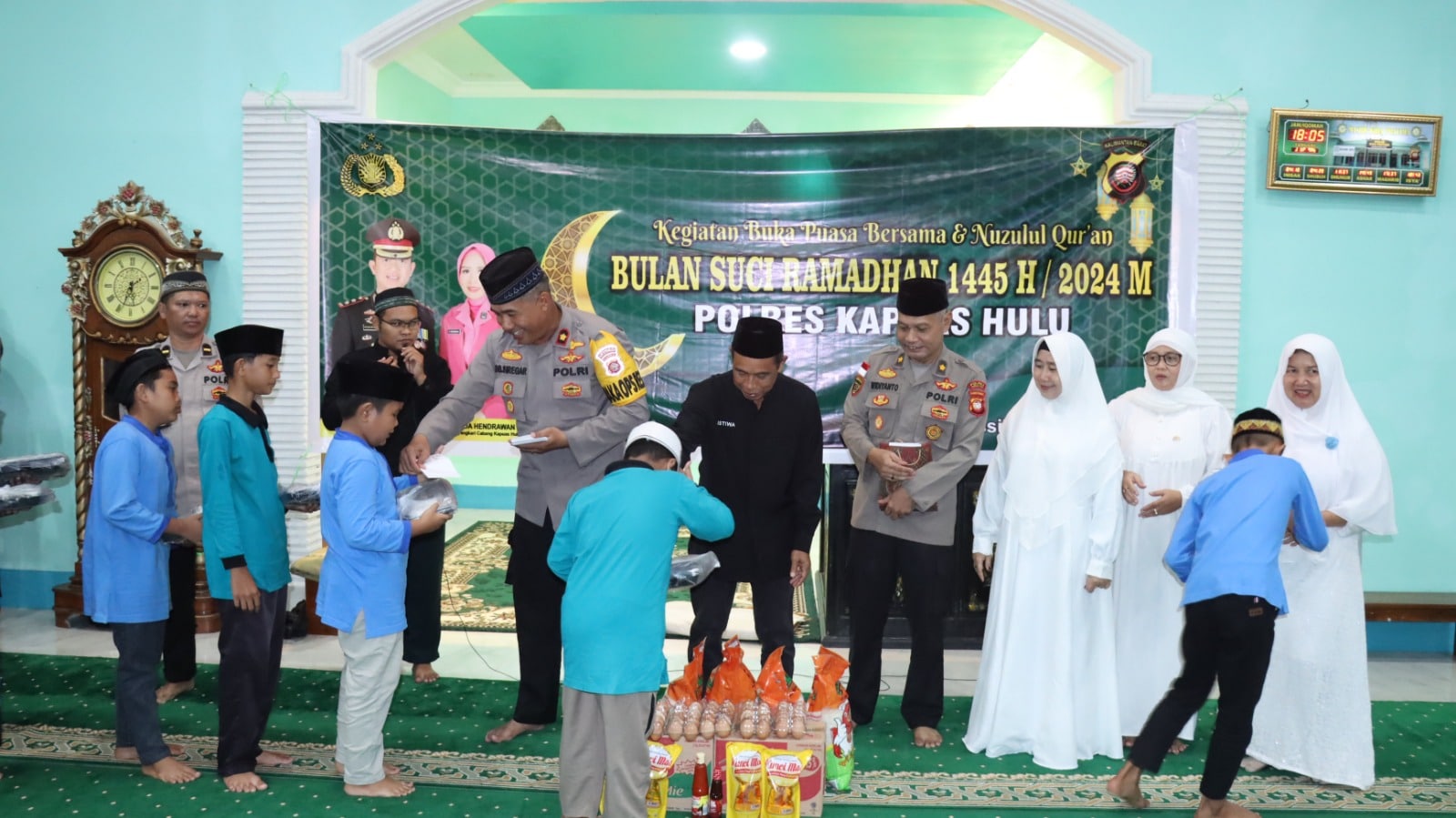 Polres Kapuas Hulu Peringati Nuzulul Qur'an dan Buka Puasa bersama Anak Yatim