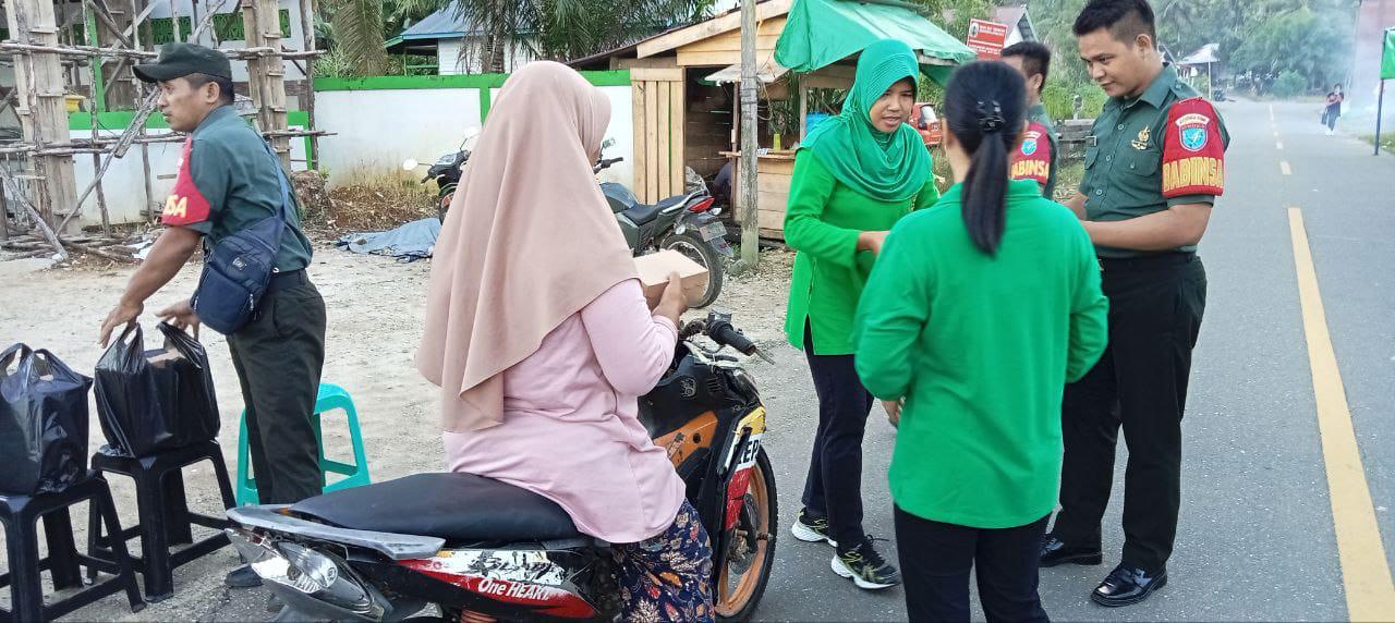Koramil Batang Lupar bersama Persit KCK Ranting IV Berbagi Takjil Ramadhan ke Masyarakat 