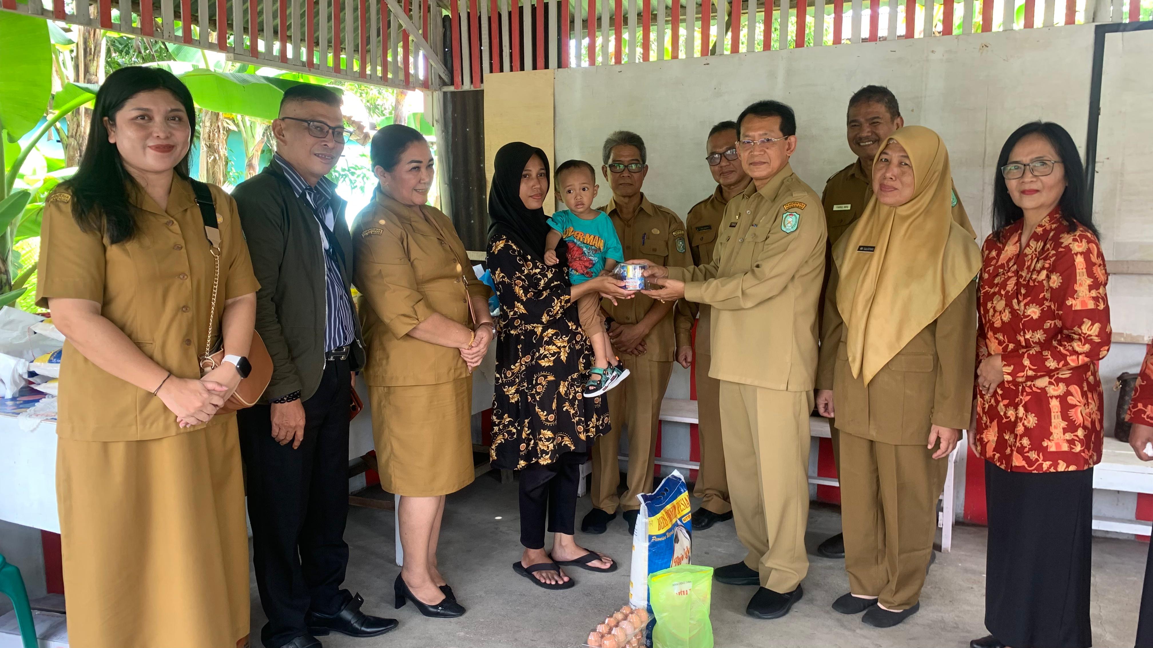 Kadiskop UKM Kalbar Turun Monitoring dan Serahkan Bantuan ke Anak Stunting Jalan Purnama