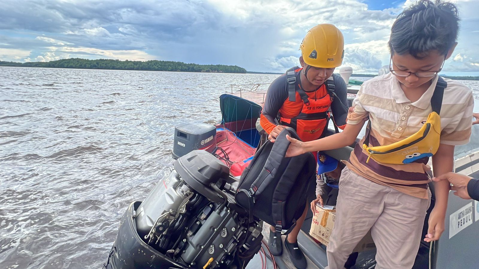 Tim SAR Berhasil Evakuasi 5 Penumpang Speedboat yang Terobang-ambing di Laut Kayong