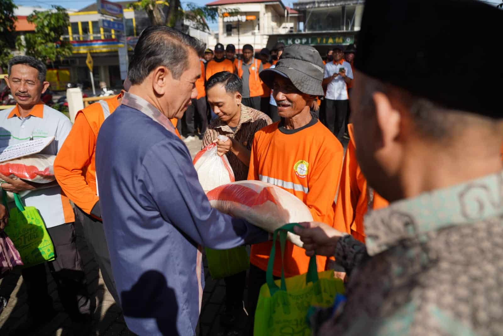 Jelang Idul Fitri, Pemkot Salurkan Cadangan Beras ke Warga Rusunawa dan PHL Kebersihan