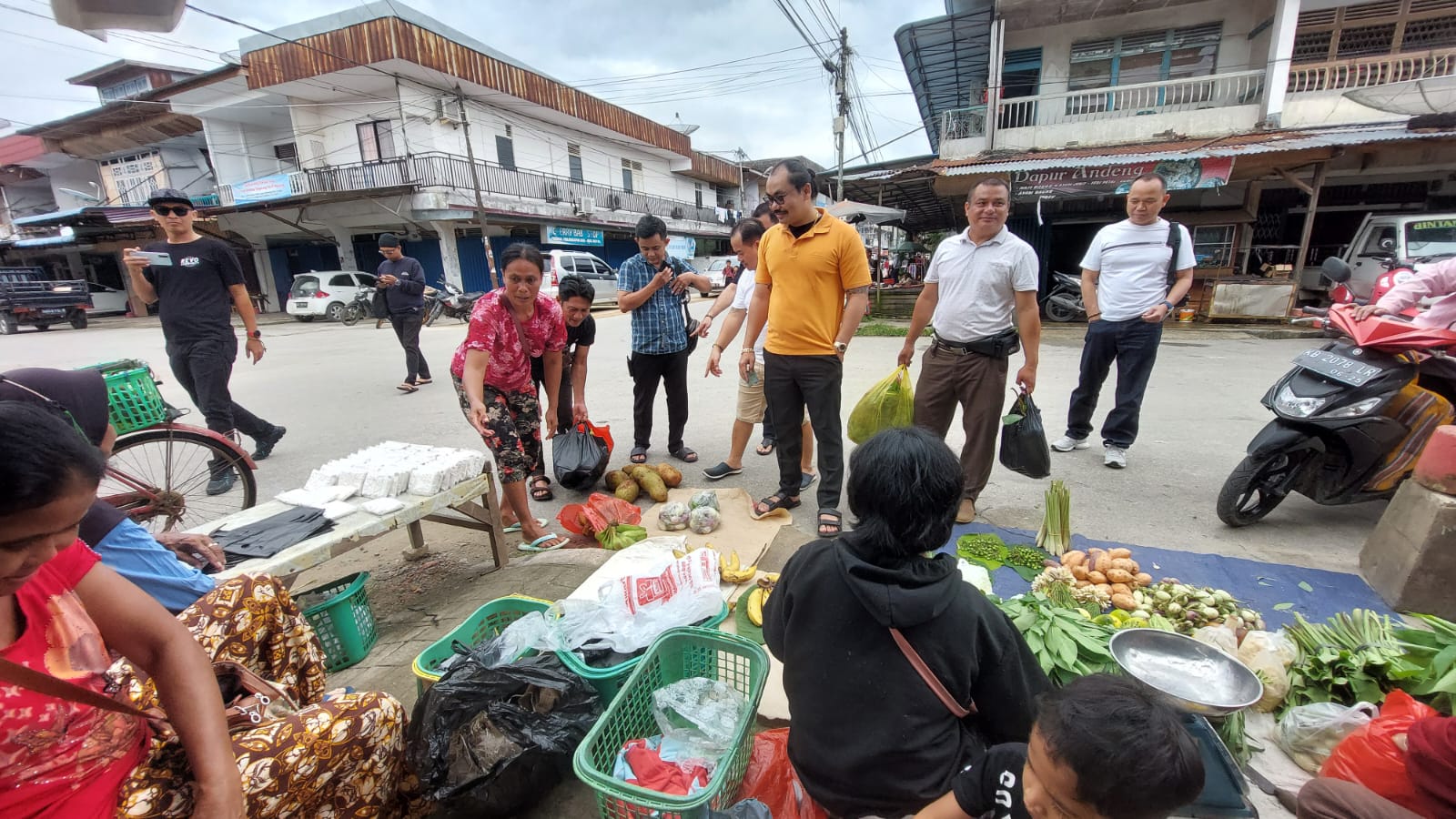 Serap Aspirasi, Bacalon Bupati Landak Yulius Aho Sambangi Para Pedagang Pasar Ngabang