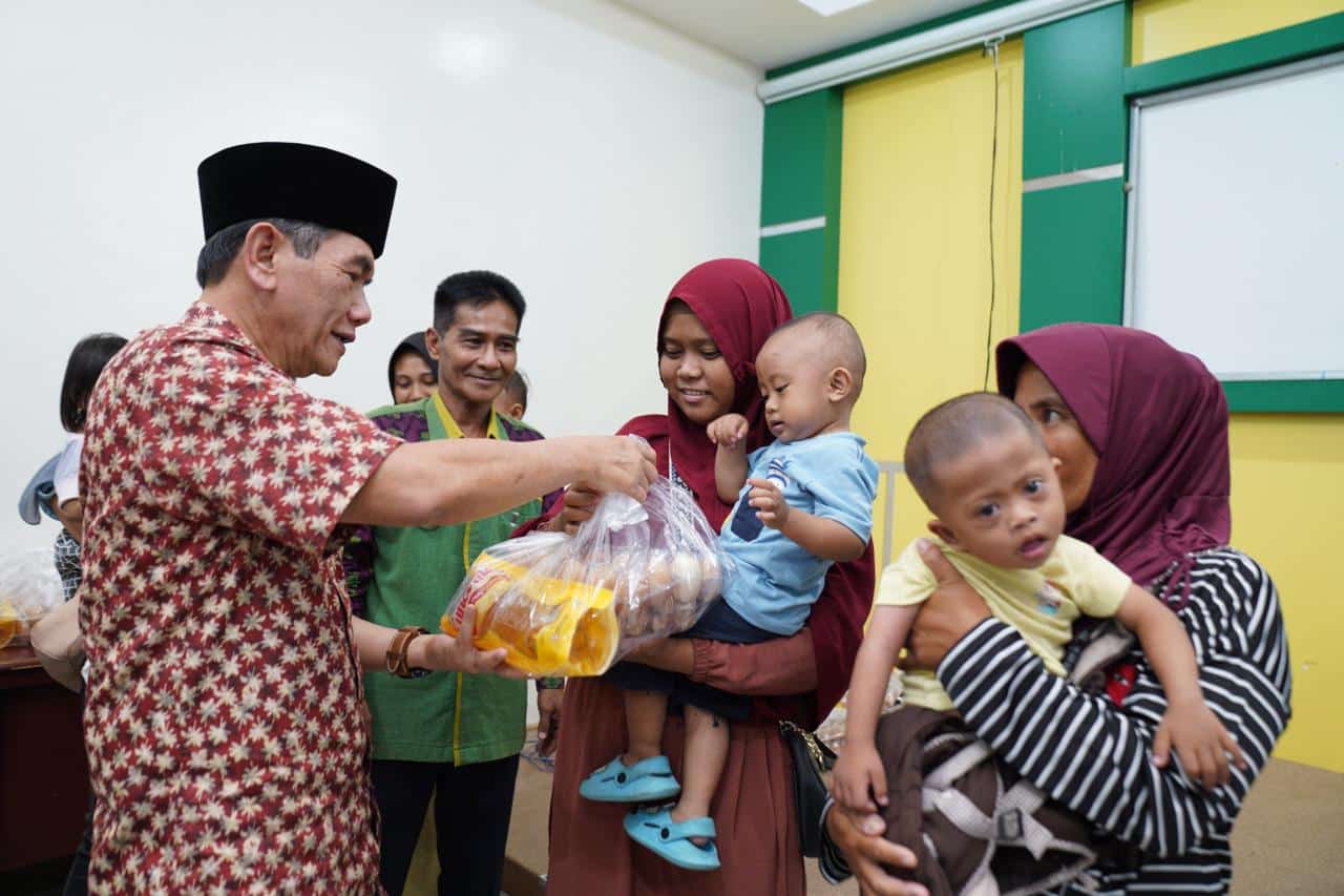 Cegah Stunting, Pemkot Serahkan Paket Makanan Tambahan ke 50 Baduta di Pontianak Selatan