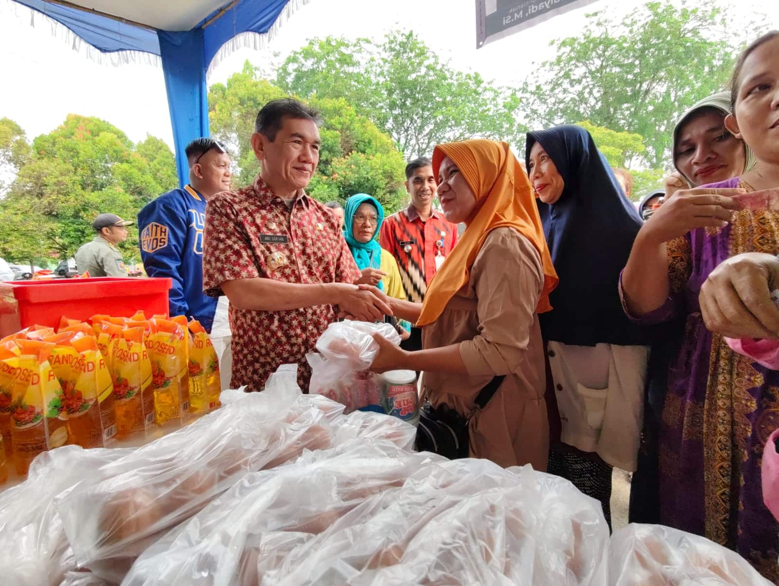 Warga Membludak Serbu Pasar Murah di Pontianak Barat
