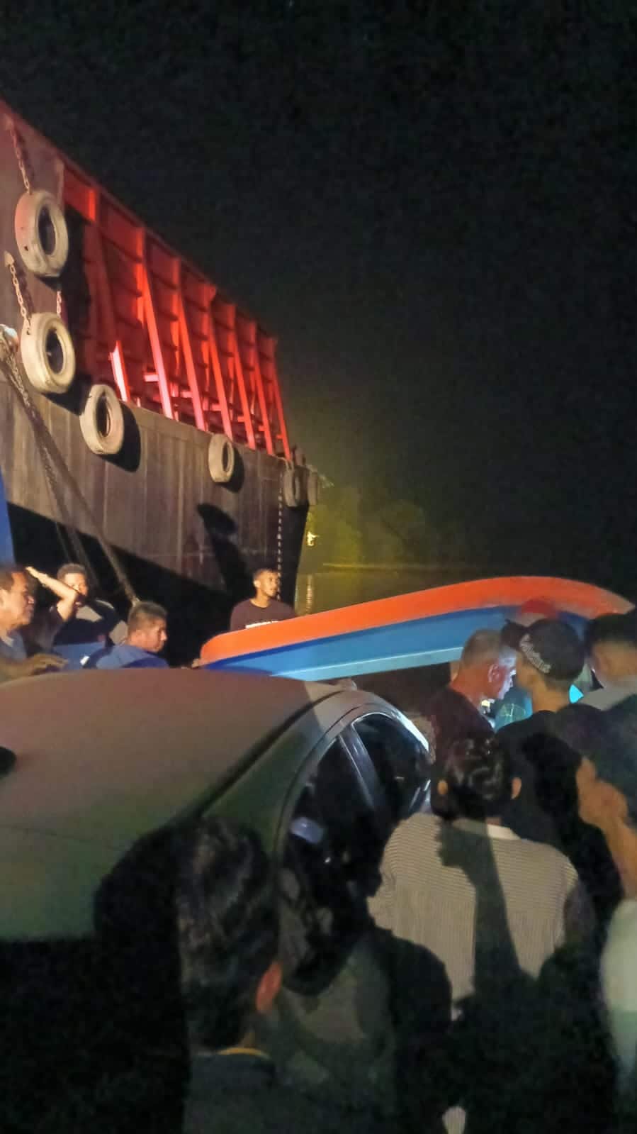 Kapal Feri KM Kubu Raya Tujuan Teluk Batang Tabrak Tongkang