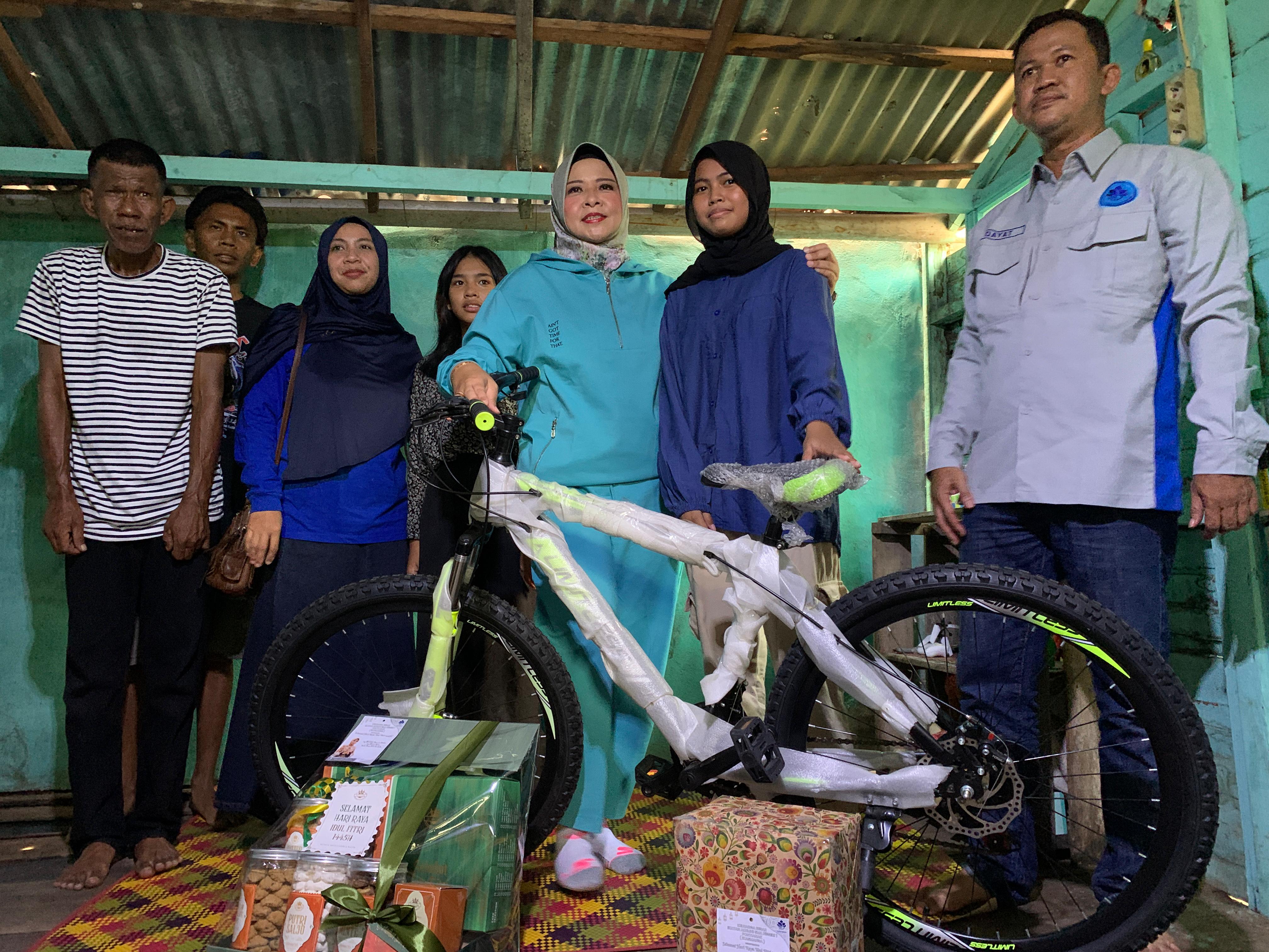 IKA Smansa Pontianak Serahkan Sepeda kepada Pelajar Kurang Mampu