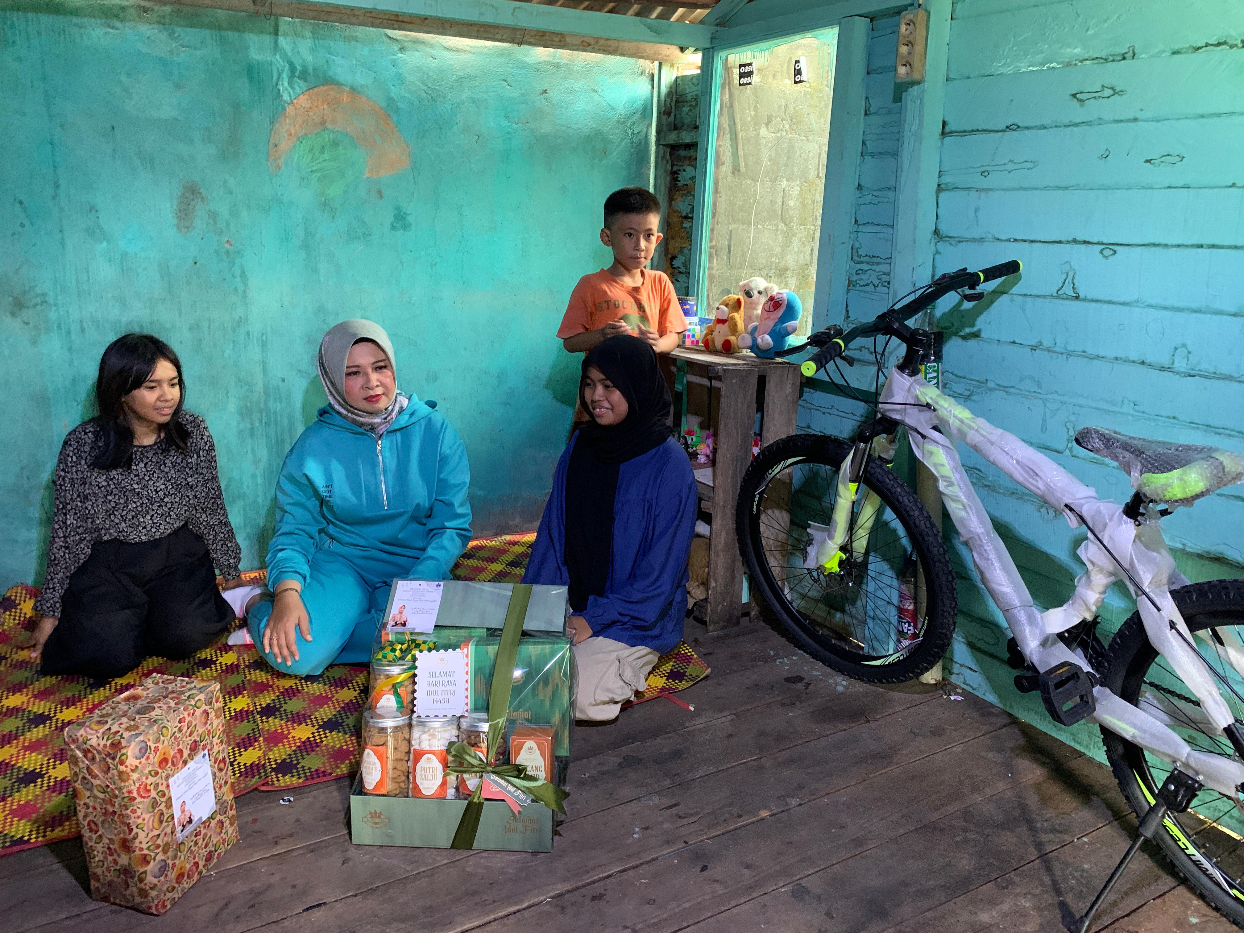 Windy Tunaikan Janji Beri Bantuan Sepeda Untuk Anak Penggali Kubur