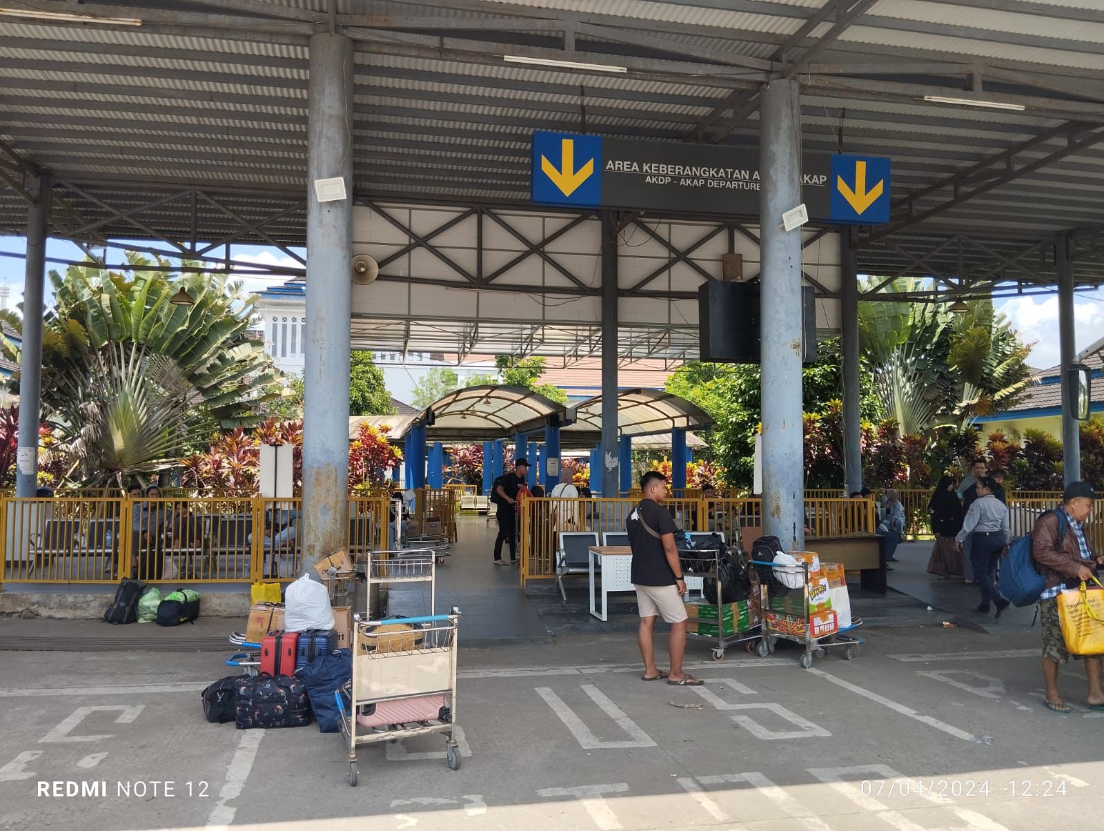 Kecewa dengan Layanan Bus Damri, Pemudik Terbengkalai Berjam-jam di Terminal Ambawang