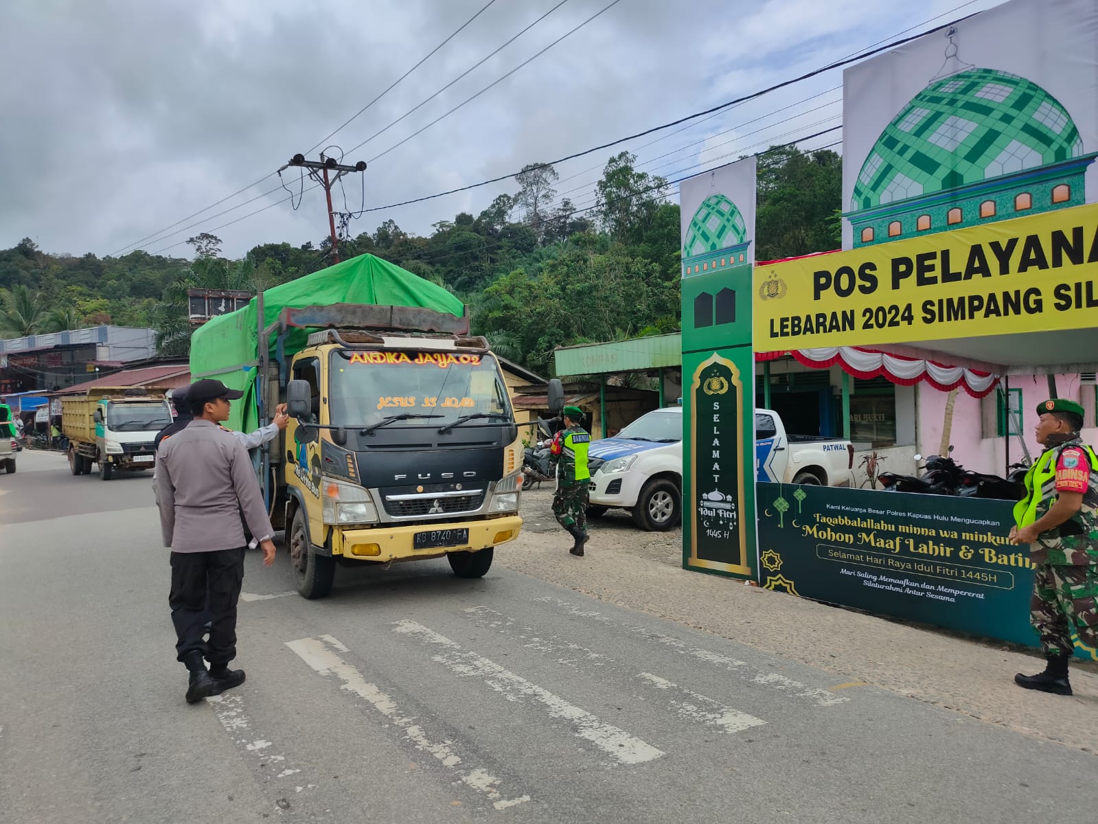 Polres Kapuas Hulu dan Tim Gabungan Perkuat Pengamanan di Pos Pam Ops Ketupat Kapuas 2024