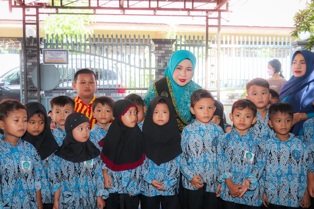 Bunda PAUD Kalbar Serahkan Tali Asih kepada 20 Anak PAUD di Siantan Hilir