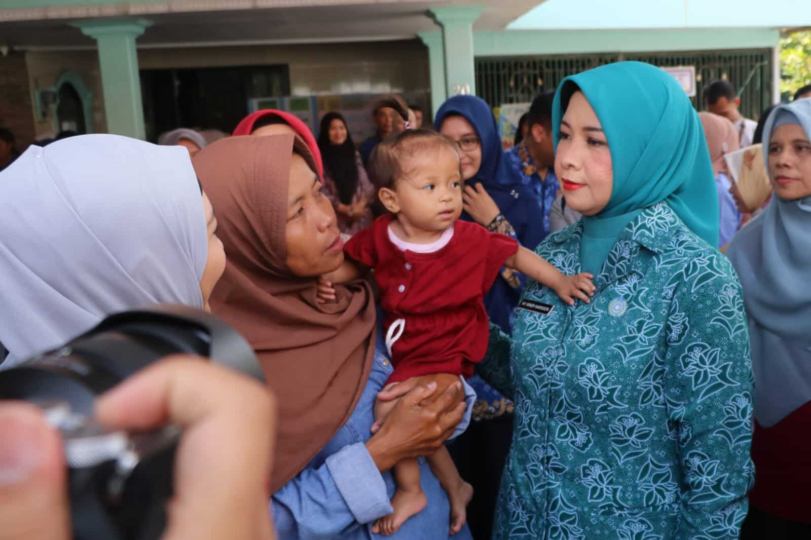 Windy Serahkan Bantuan ke Anak Stunting, Bertemu Anak Bibir Sumbing dan Anak Tanpa Anus di Siantan Hilir
