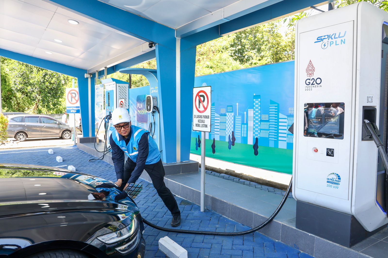 Dirut PLN Lakukan Inspeksi SPKLU Jalur Mudik, Pastikan 1.299 Unit se-Indonesia Siaga Layani Pengguna Mobil Listrik