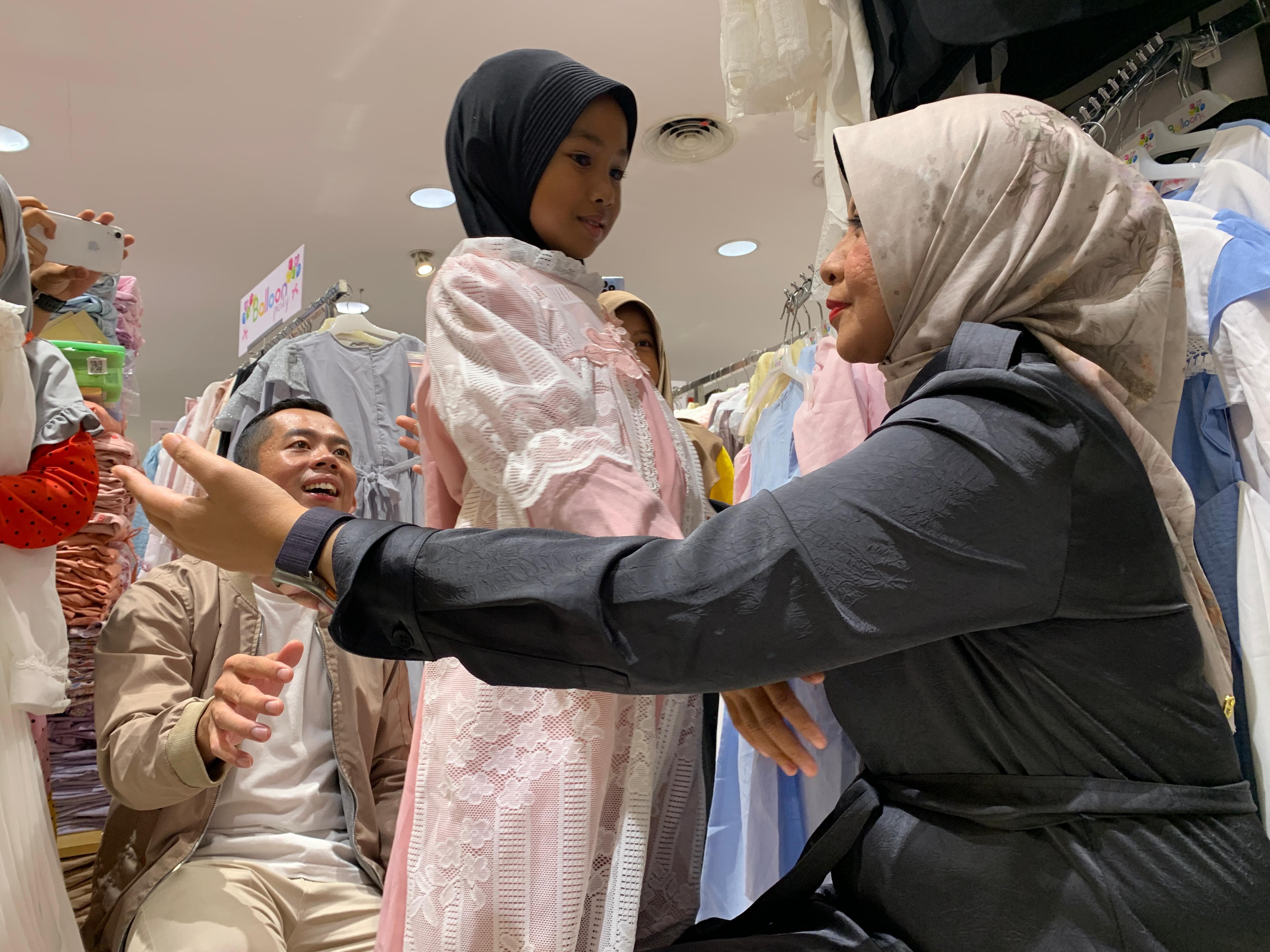 Kenang Masa Kecil, Windy Ajak Anak Yatim dan Dhuafa Belanja Baju Lebaran