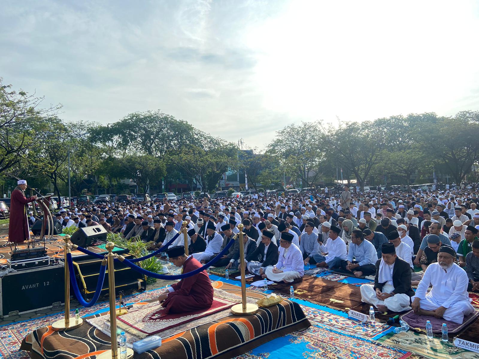 Masyarakat Kalbar Tumpah Ruah Tunaikan Salat Id di Halaman Masjid Mujahidin, Sutarmidji Hingga Edi Kamtono Membaur